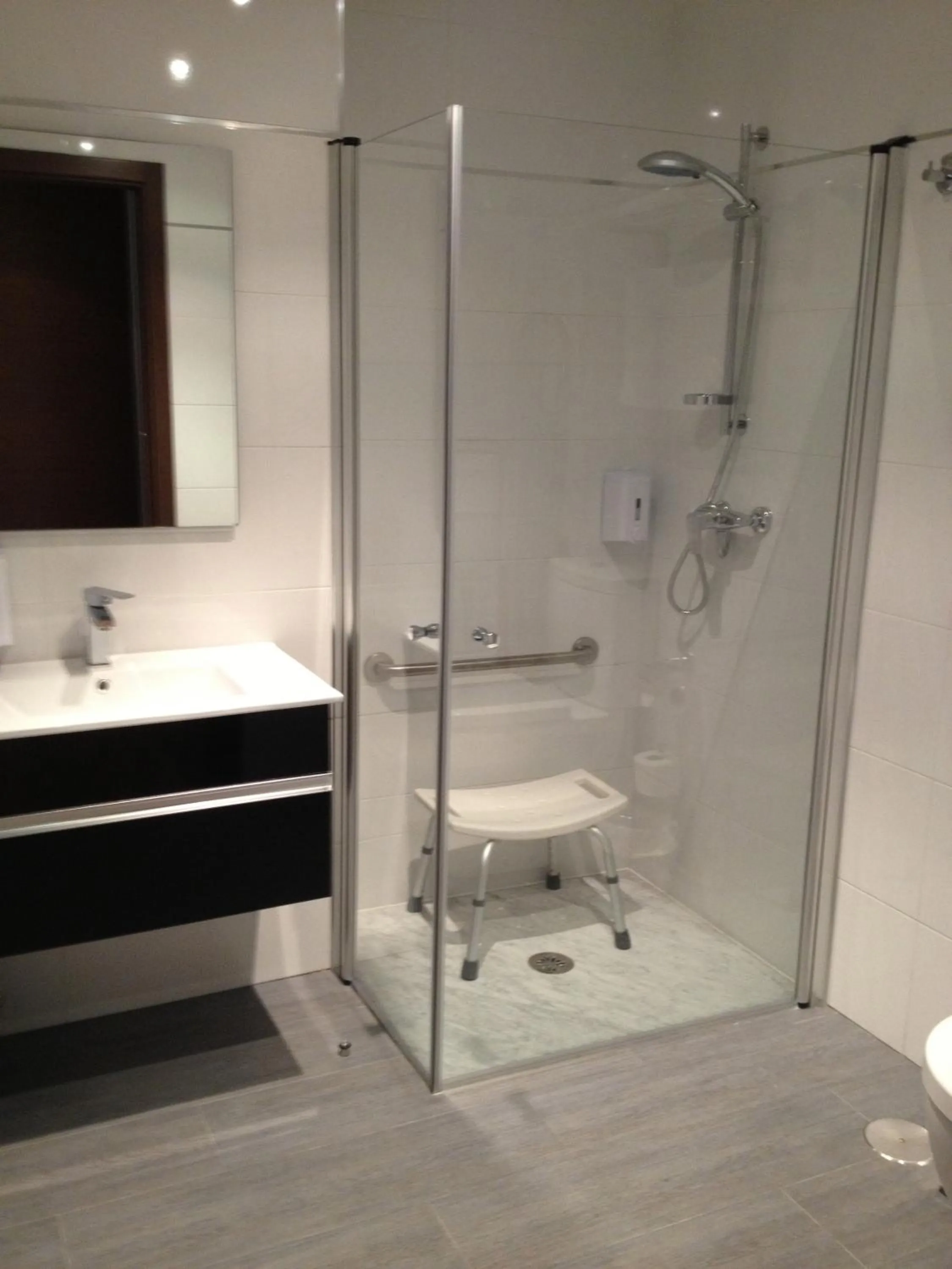 Shower in Alvear Suites