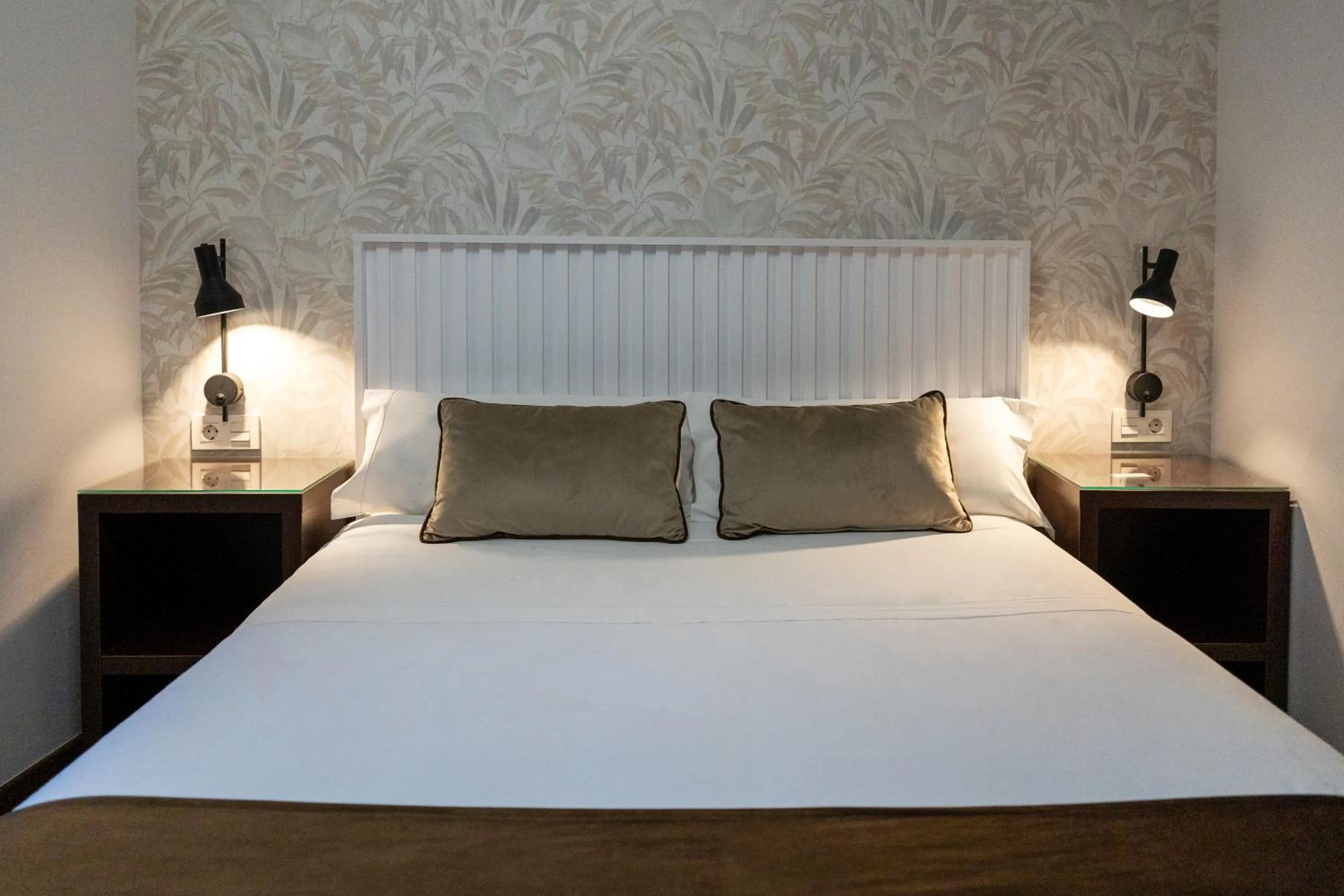 Bedroom, Bed in Alvear Suites