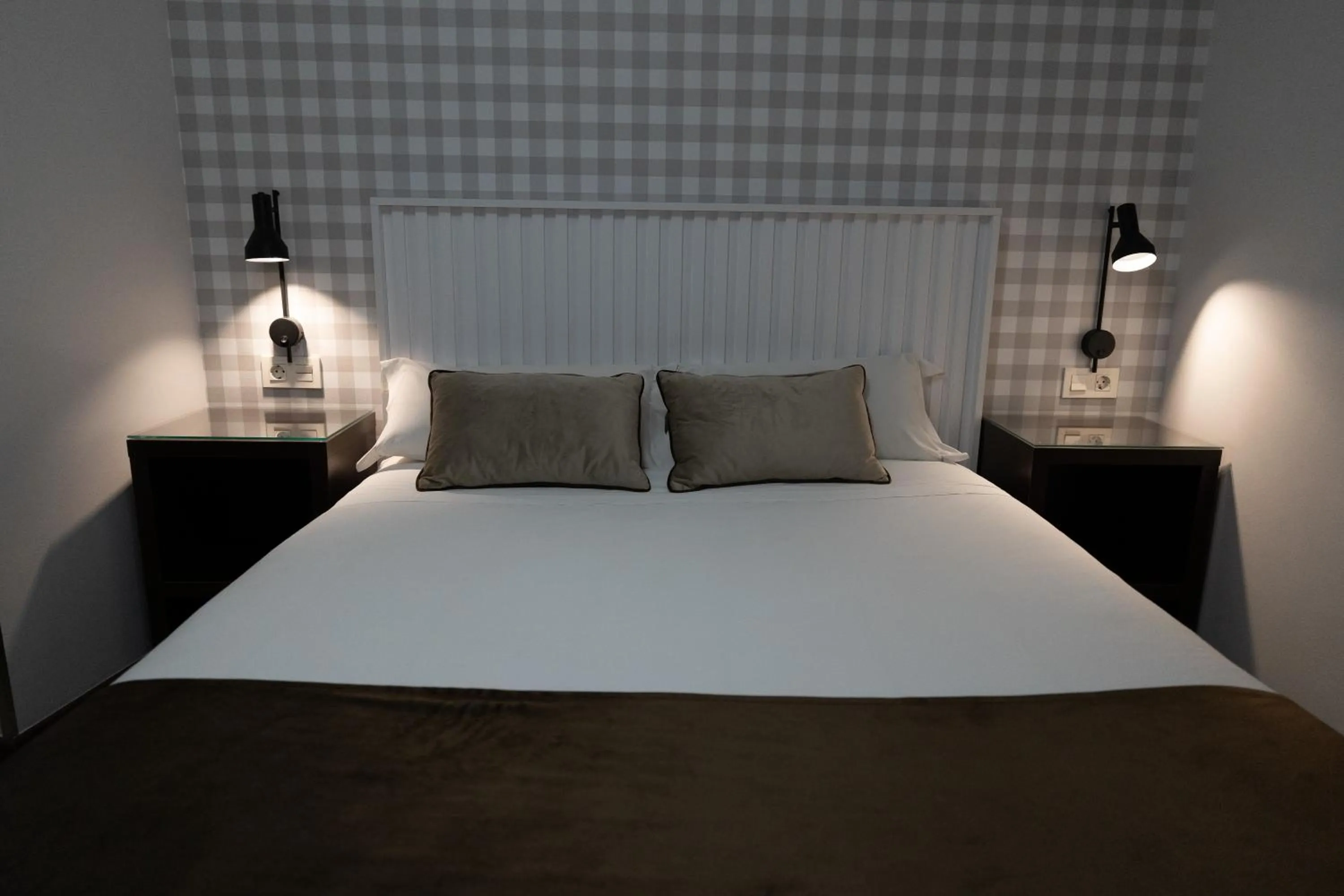 Bedroom, Bed in Alvear Suites