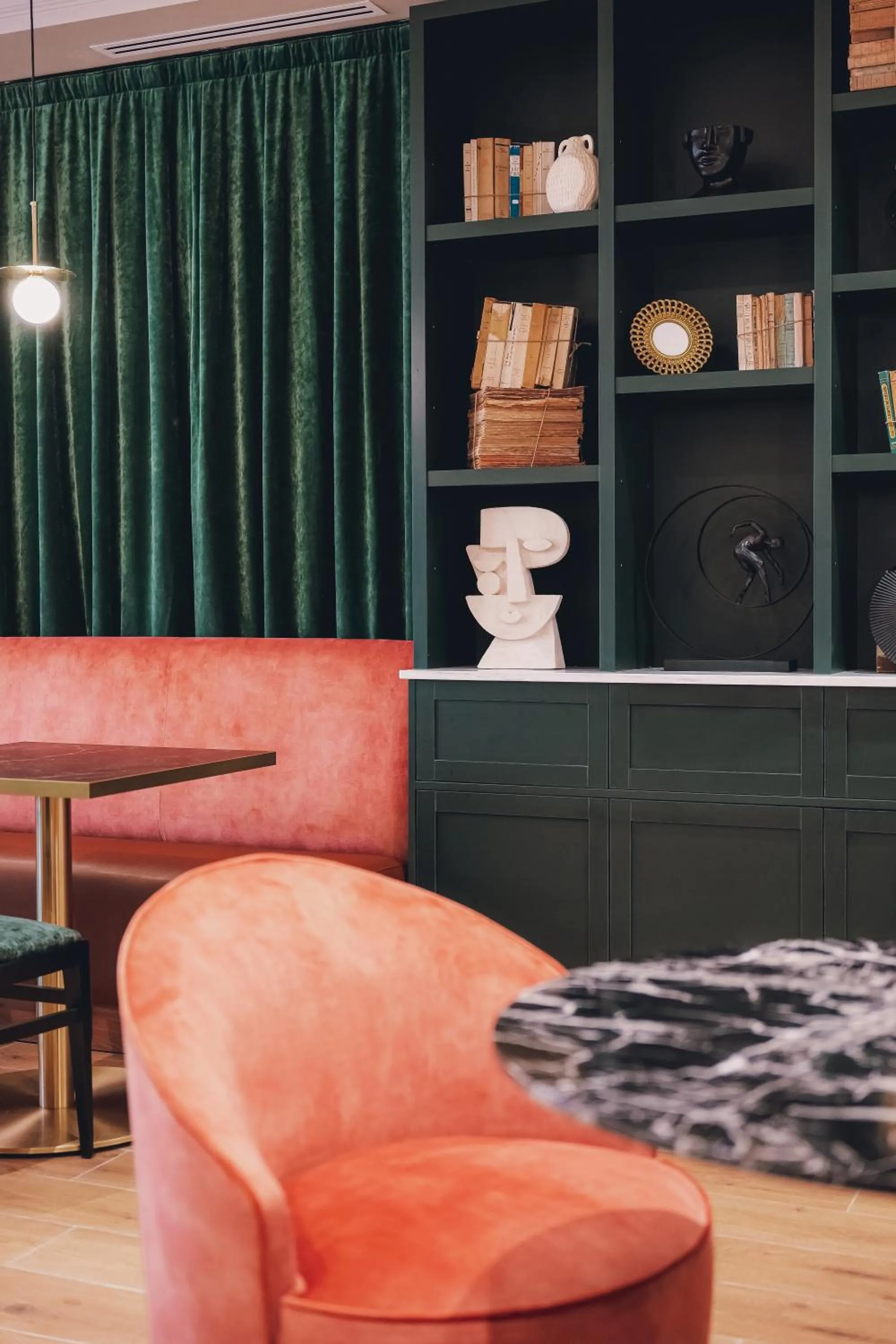 Library in Maison Orphée