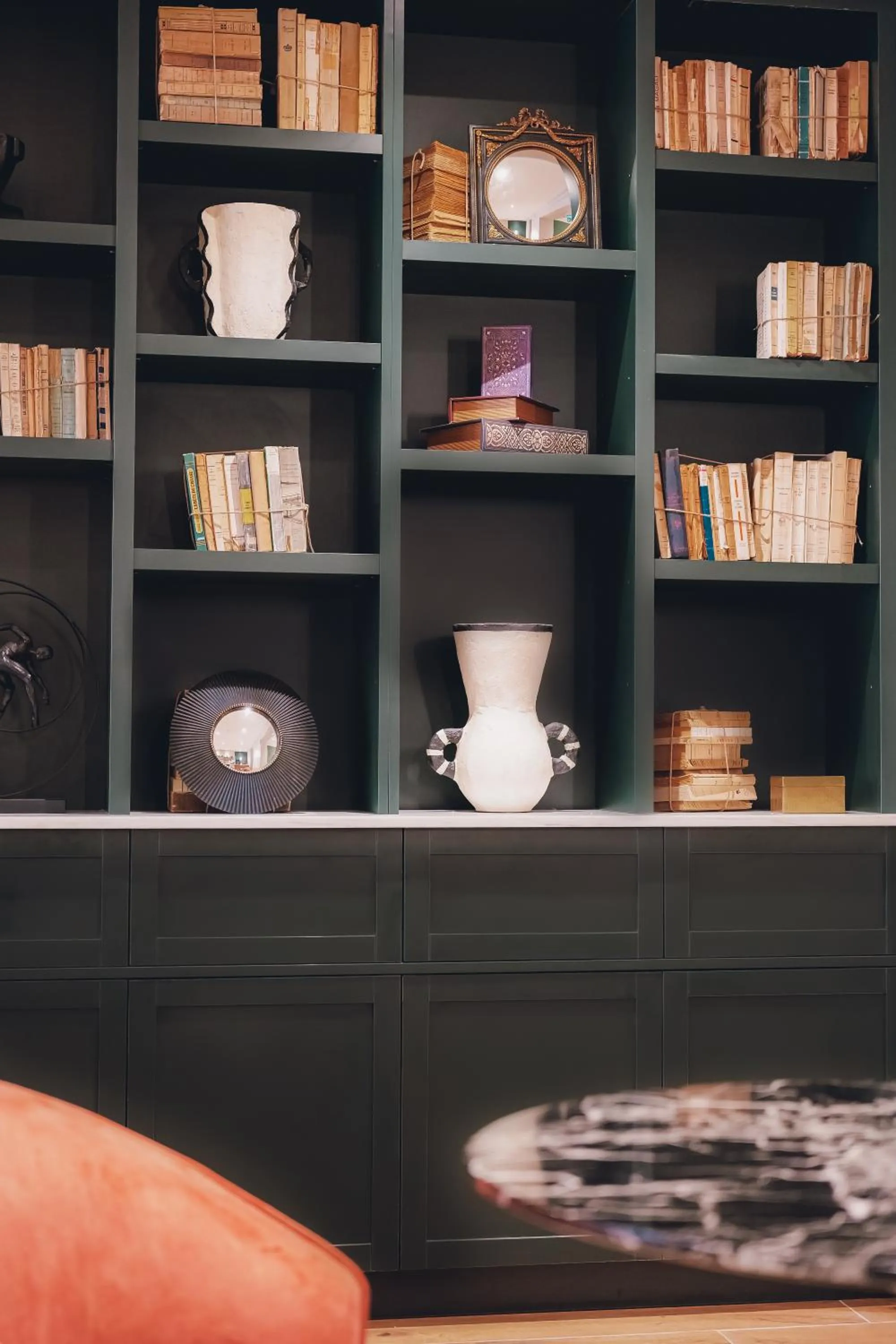 Library in Maison Orphée