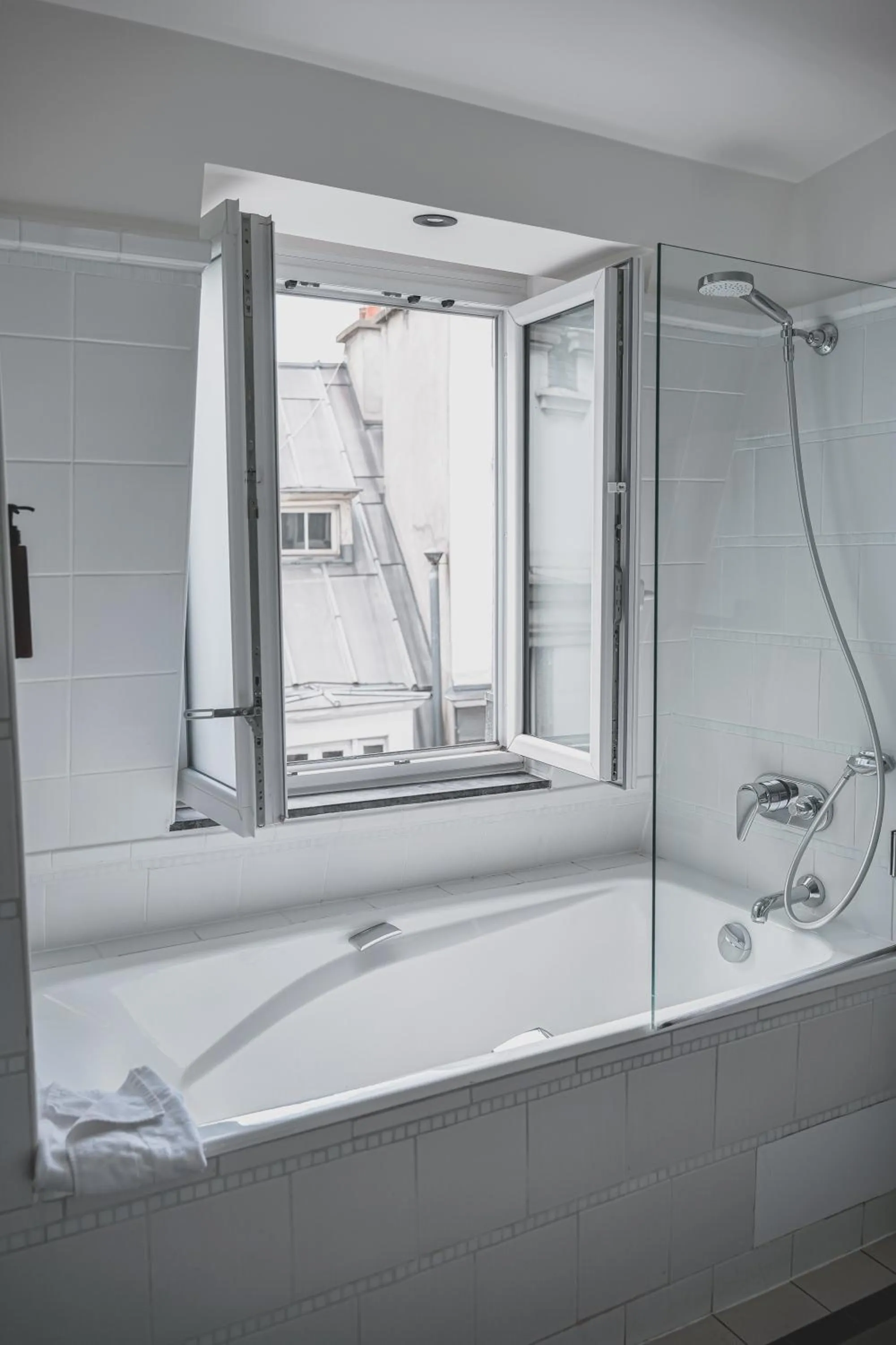 Bath in Maison Orphée