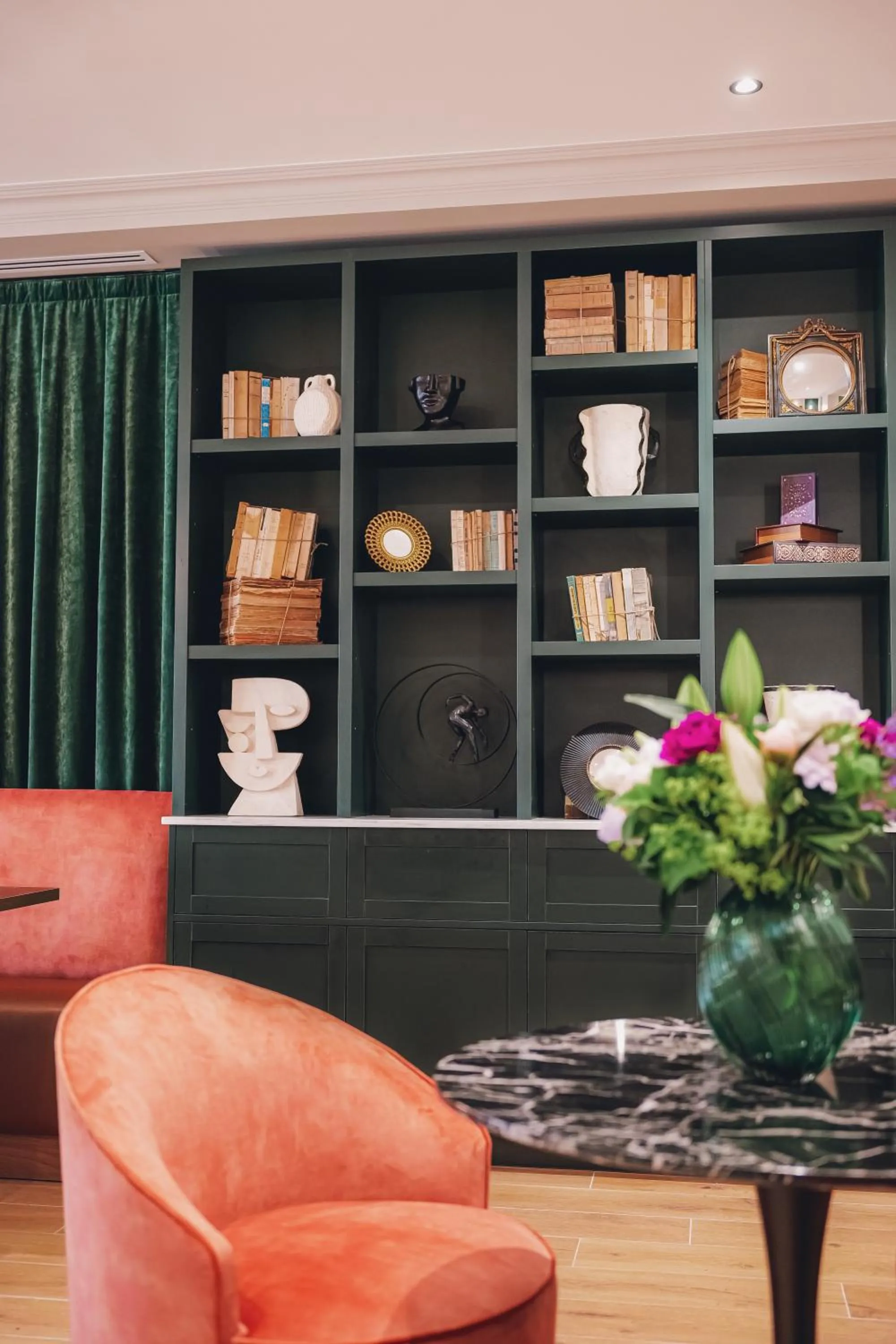 Library in Maison Orphée