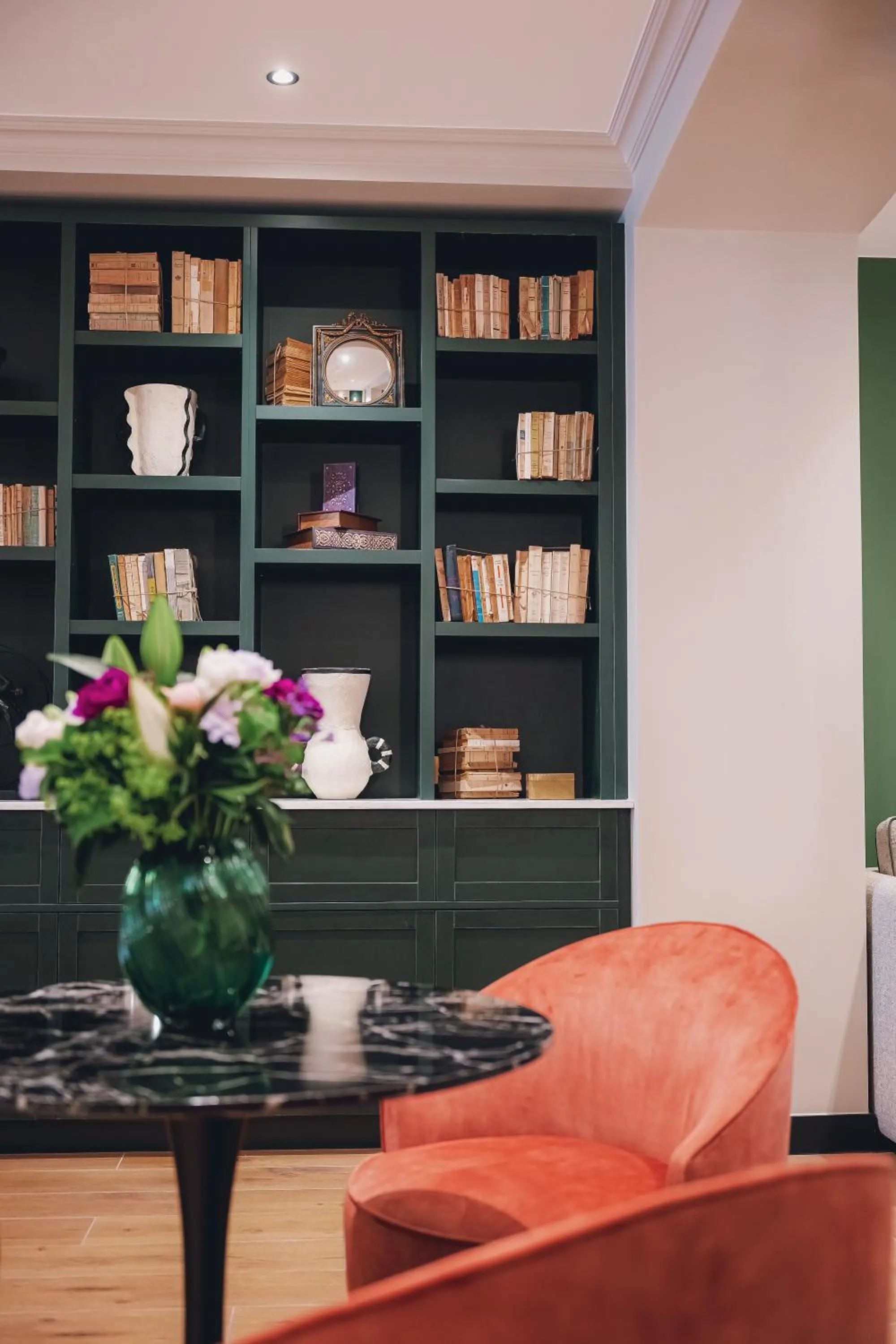 Library in Maison Orphée