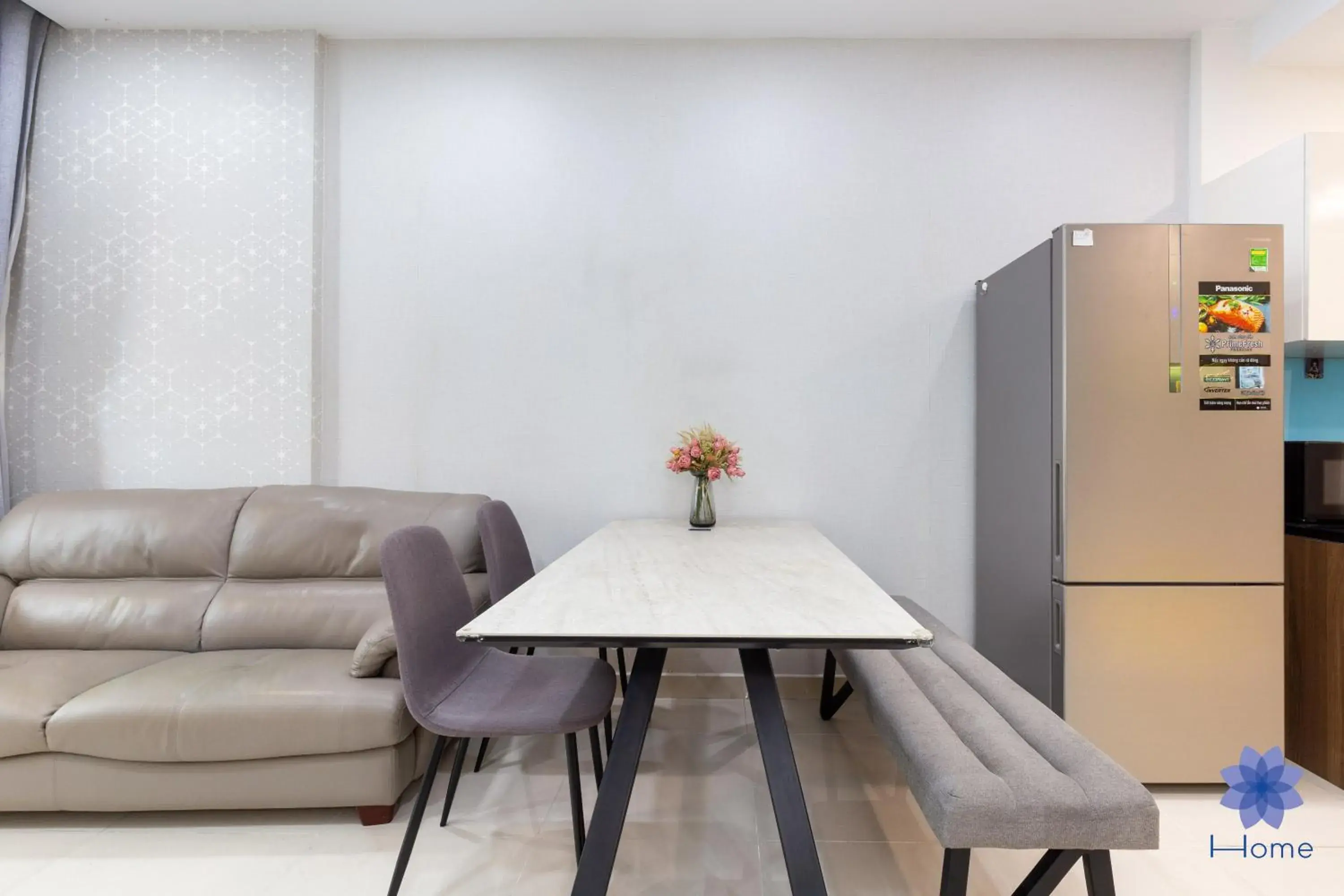 Living room in iHome Furnished Apartments with Free Gym & Pool, Airport Pick-Up Service Living room in iHome Furnished Apartments with Free Gym & Pool, Airport Pick-Up Service