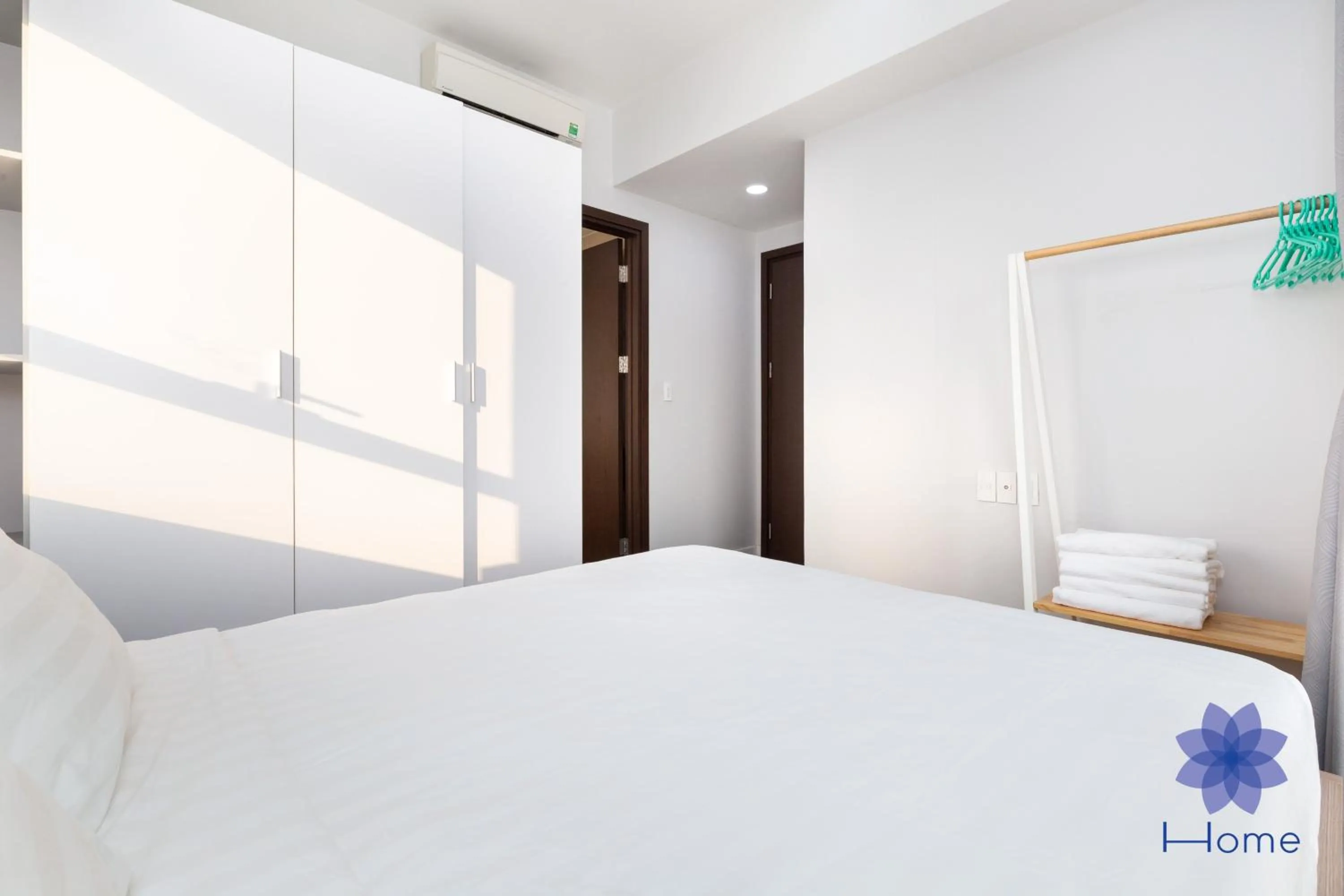 Bed in iHome Furnished Apartments with Free Gym & Pool, Airport Pick-Up Service