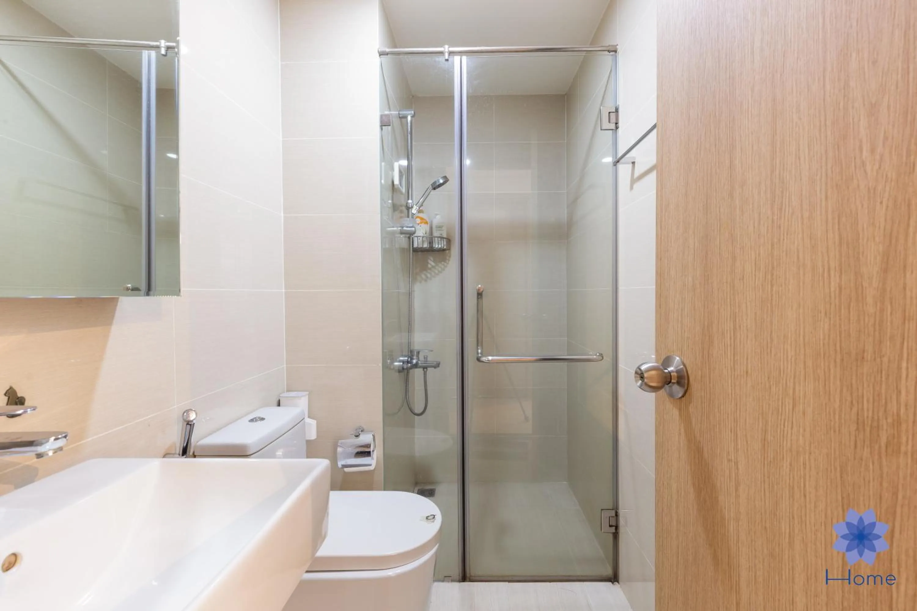 iHome Furnished Apartments with Free Gym & Pool, Airport Pick-Up Service