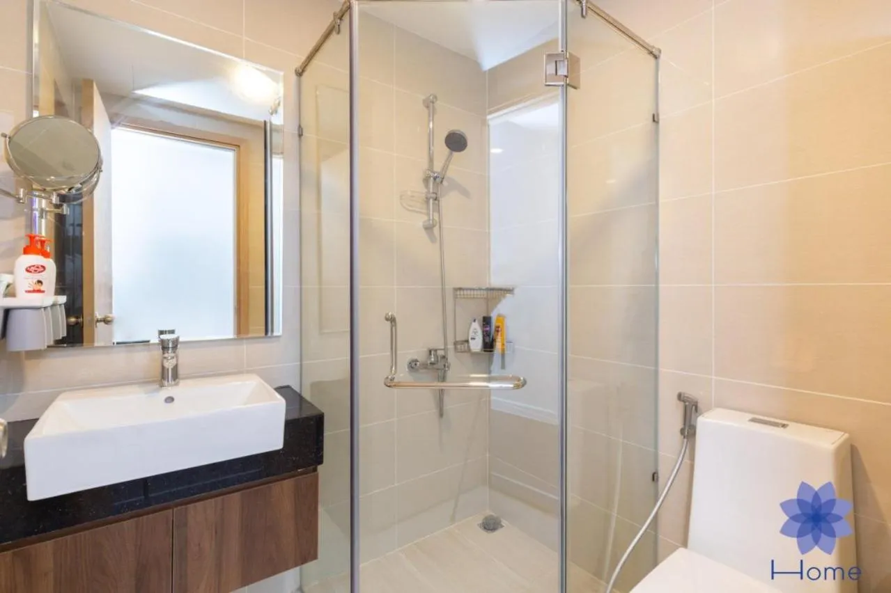 Toilet in iHome Furnished Apartments with Free Gym & Pool, Airport Pick-Up Service
