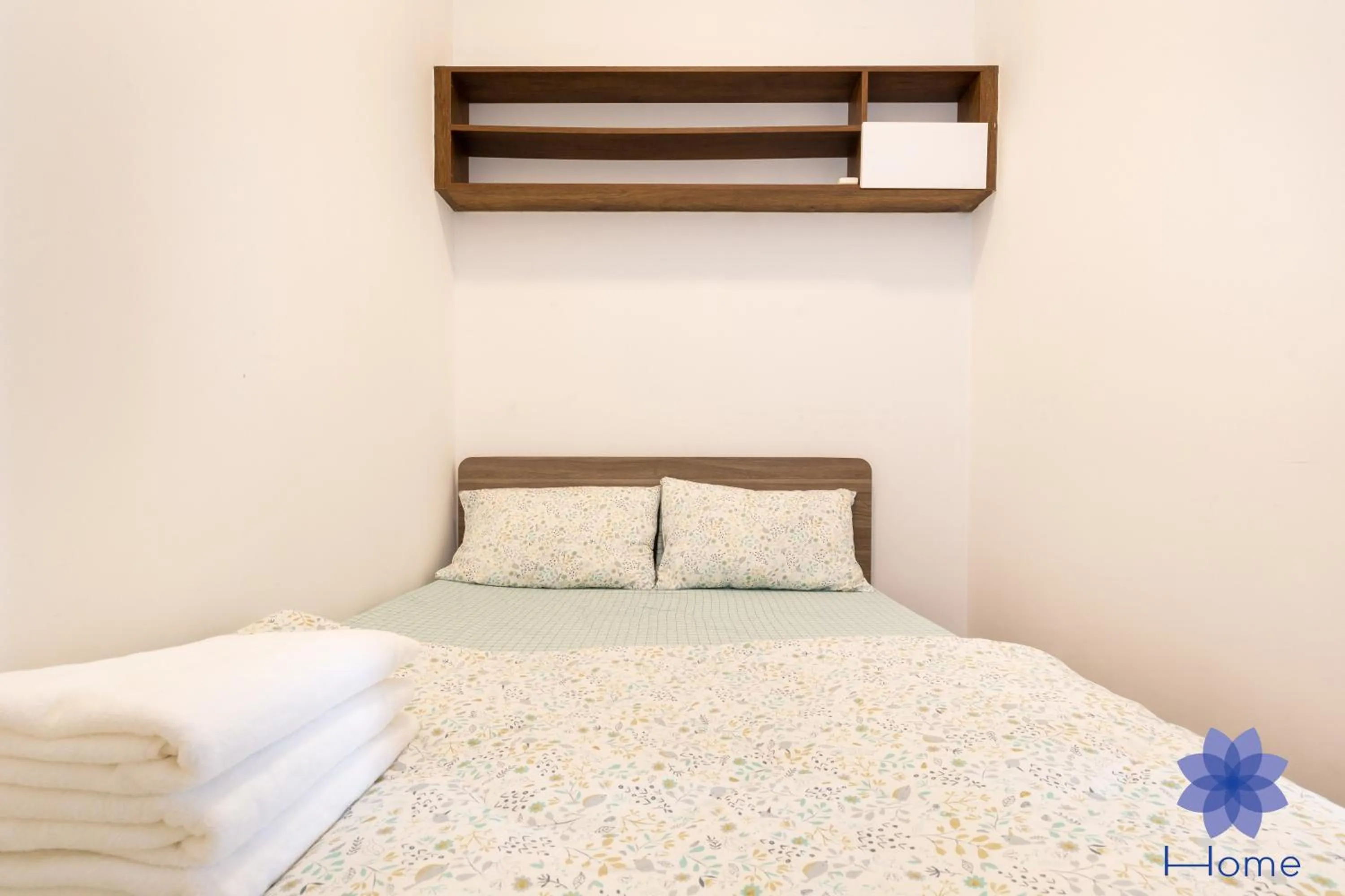 Bed in iHome Furnished Apartments with Free Gym & Pool, Airport Pick-Up Service