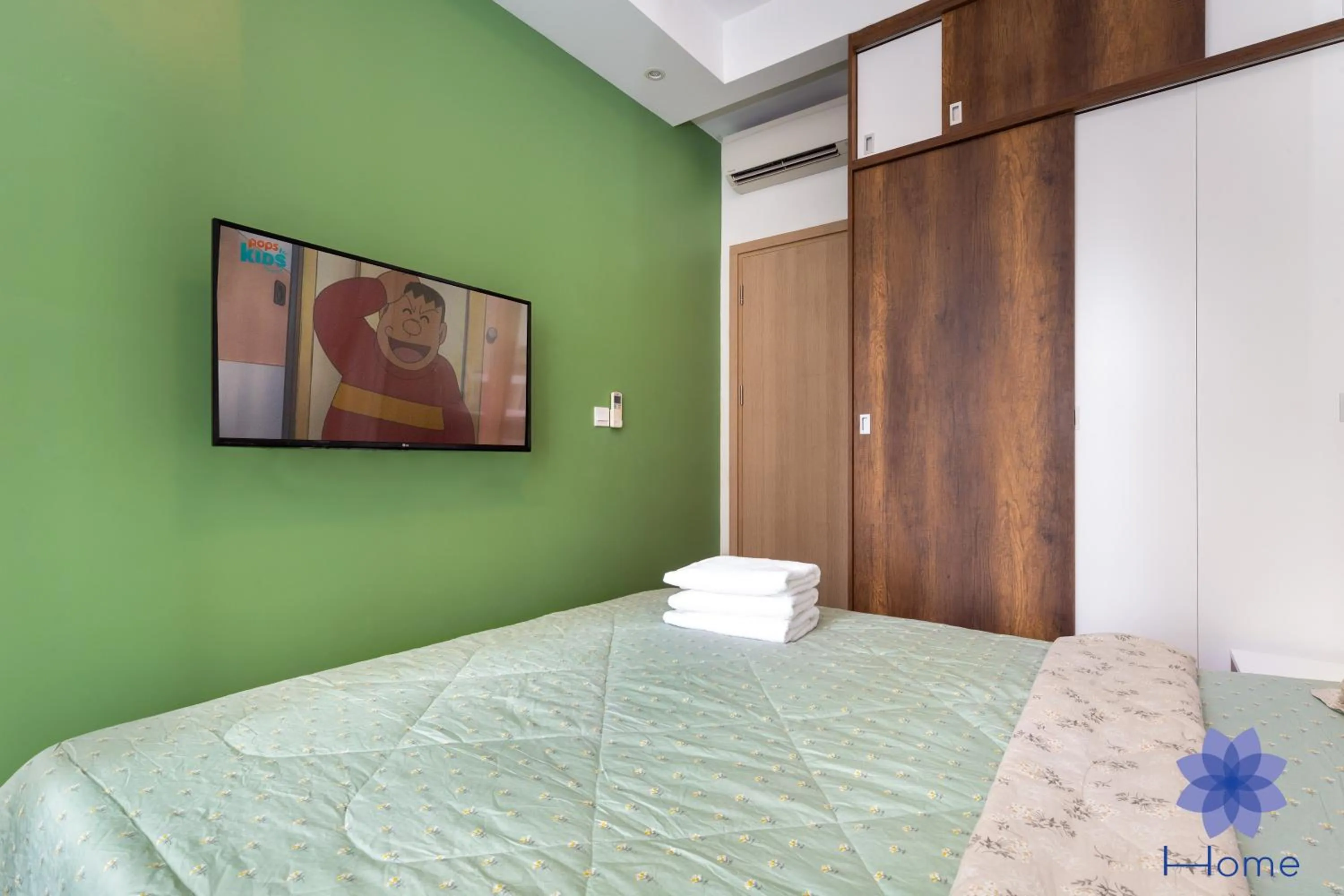 Bed in iHome Furnished Apartments with Free Gym & Pool, Airport Pick-Up Service