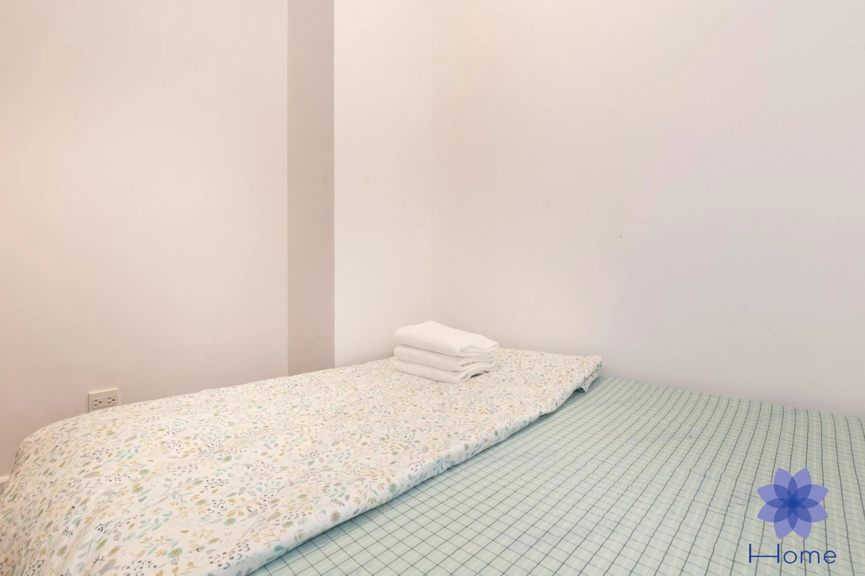 Bed in iHome Furnished Apartments with Free Gym & Pool, Airport Pick-Up Service