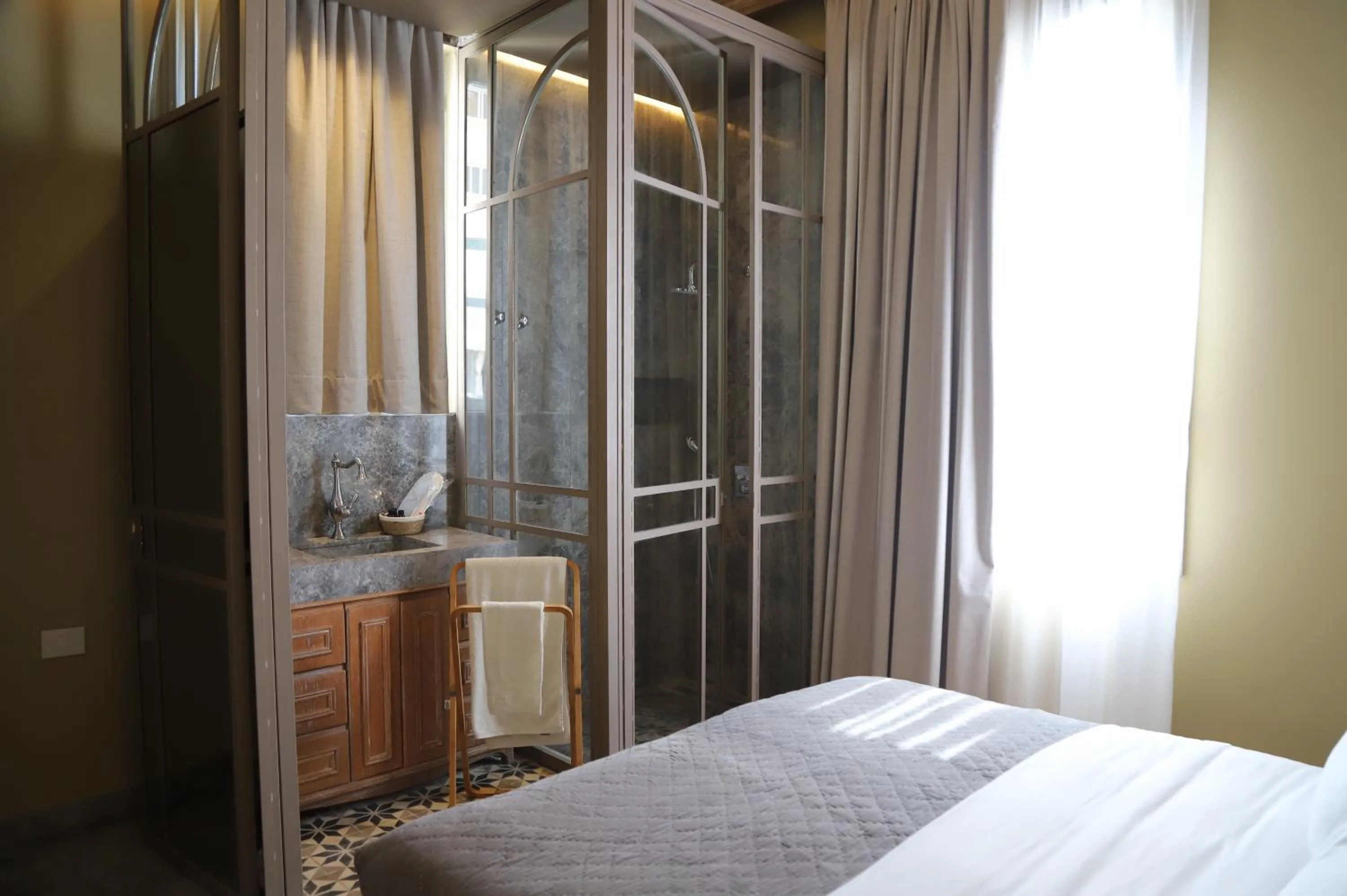 Restaurant/places to eat, Bed in Hotel Lost Gemmayzeh