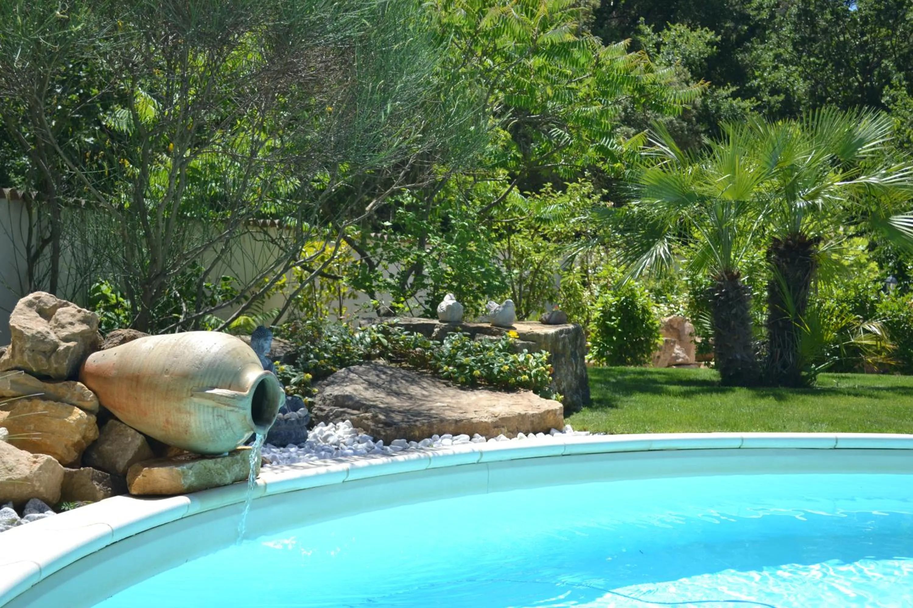 Pool view in Le Refuge