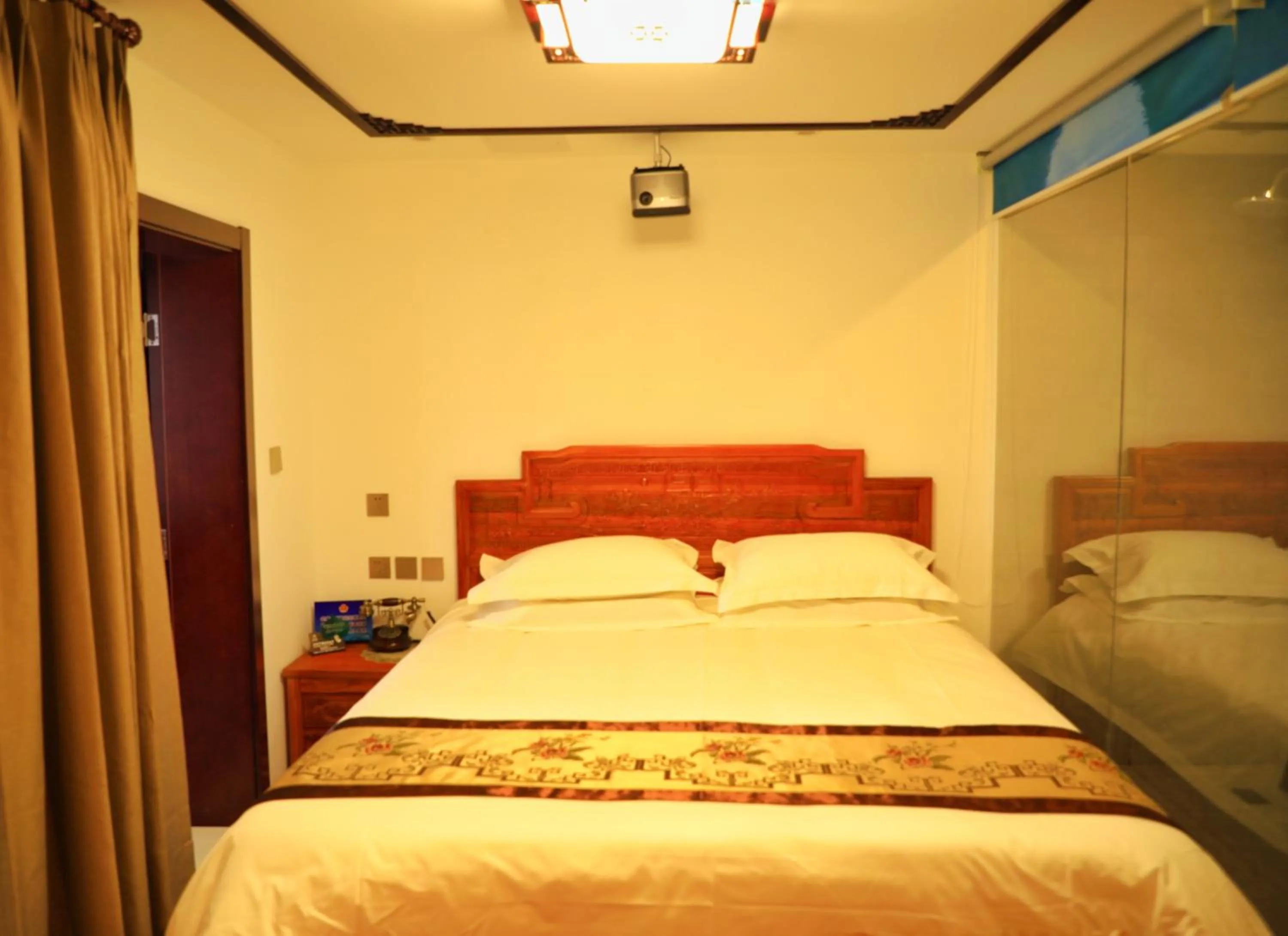 Bed in Qinfu Hotel Beijing Nanluogu Lane Houhai