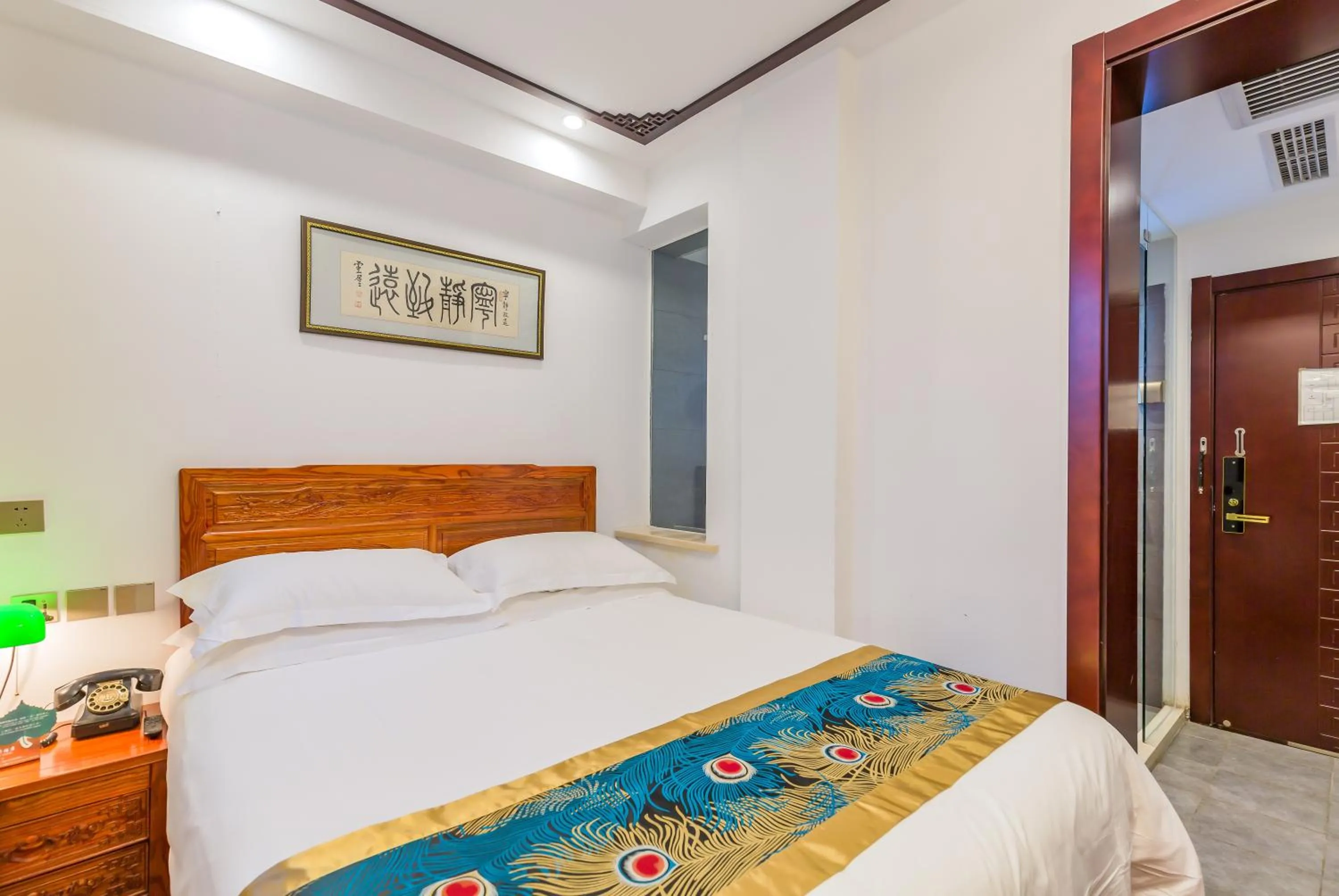 Bed in Qinfu Hotel Beijing Nanluogu Lane Houhai