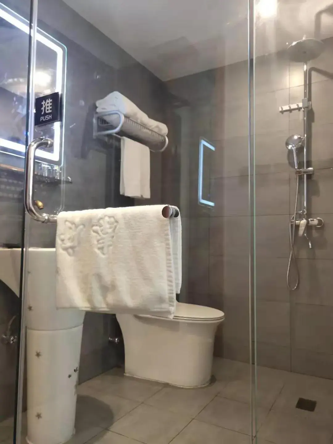 Family Room with Bathroom in Qinfu Hotel Beijing Nanluogu Lane Houhai Family Room with Bathroom in Qinfu Hotel Beijing Nanluogu Lane Houhai