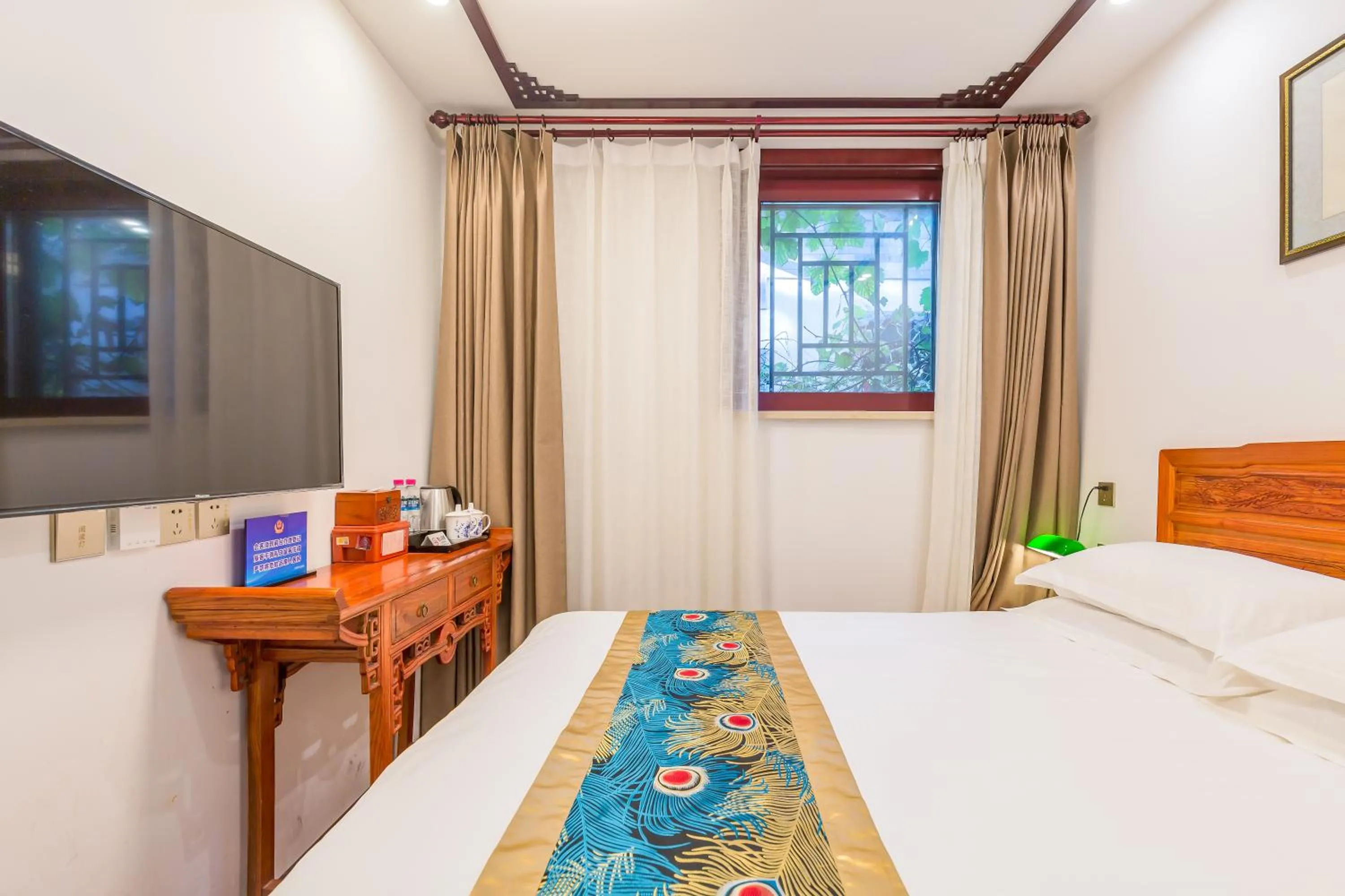 Bed in Qinfu Hotel Beijing Nanluogu Lane Houhai