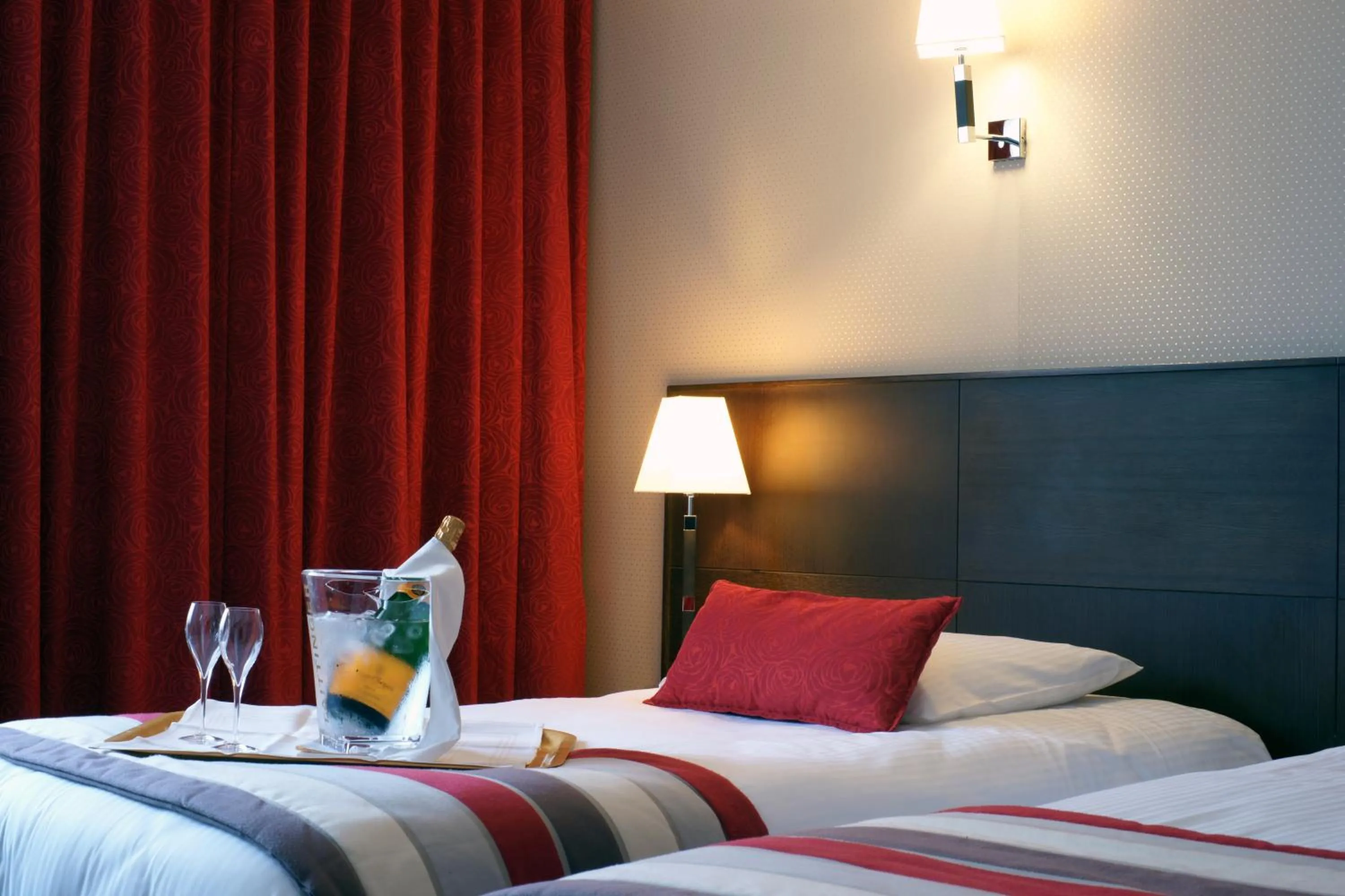 Bed in Le Manoir Hôtel Le Touquet Paris Plage