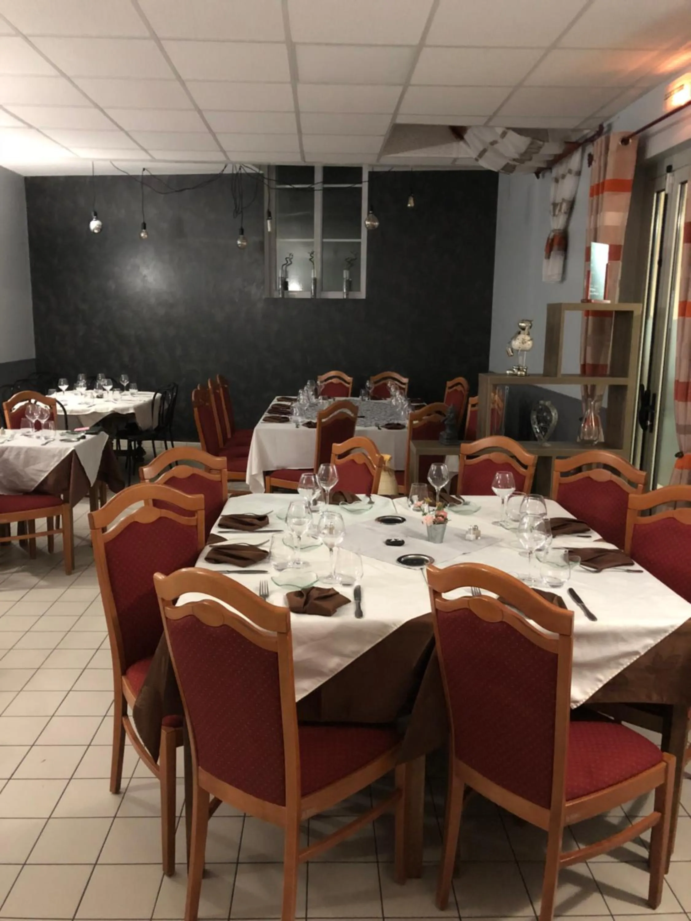 Restaurant/places to eat in Auberge Du Cheval Blanc