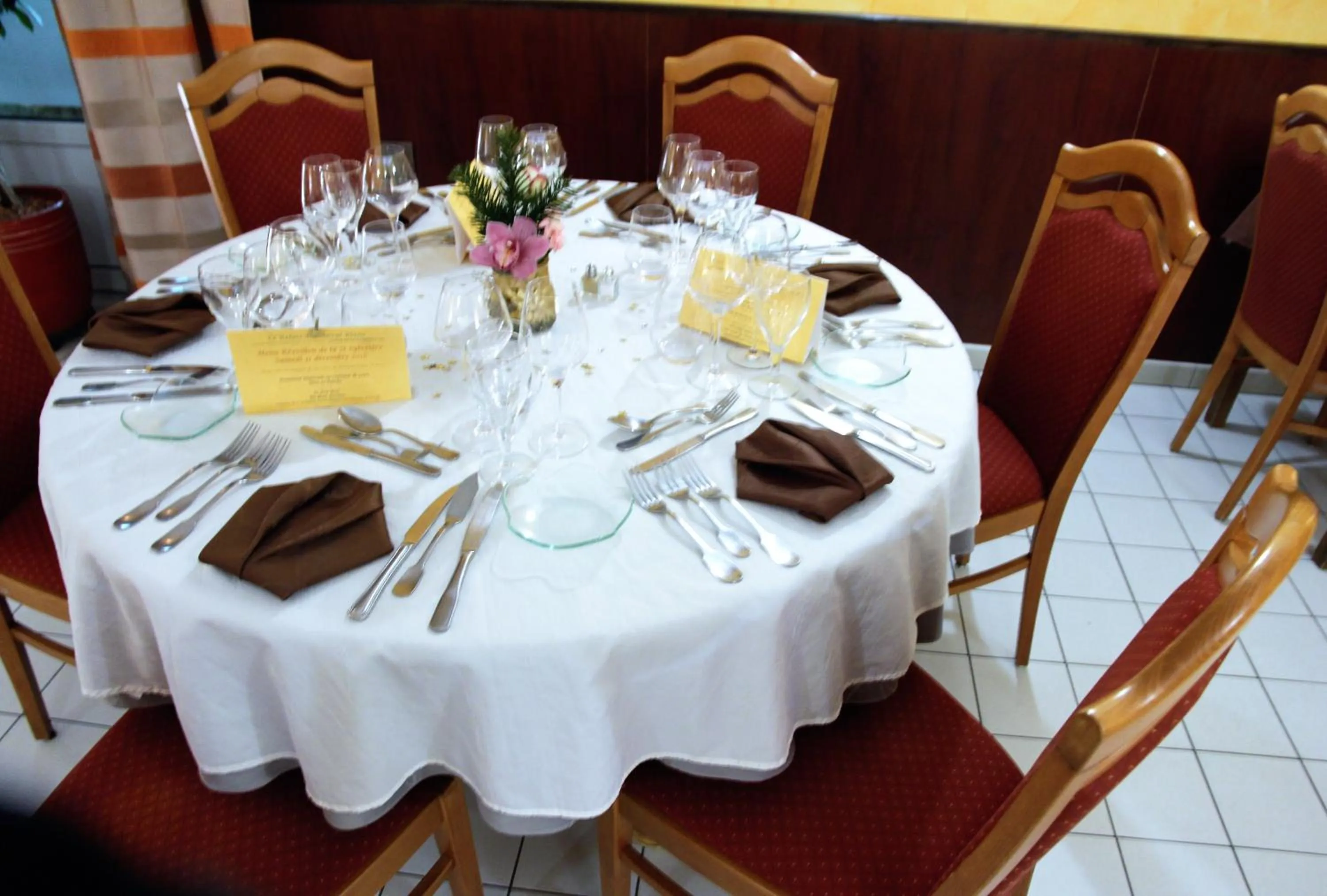 Restaurant/places to eat in Auberge Du Cheval Blanc