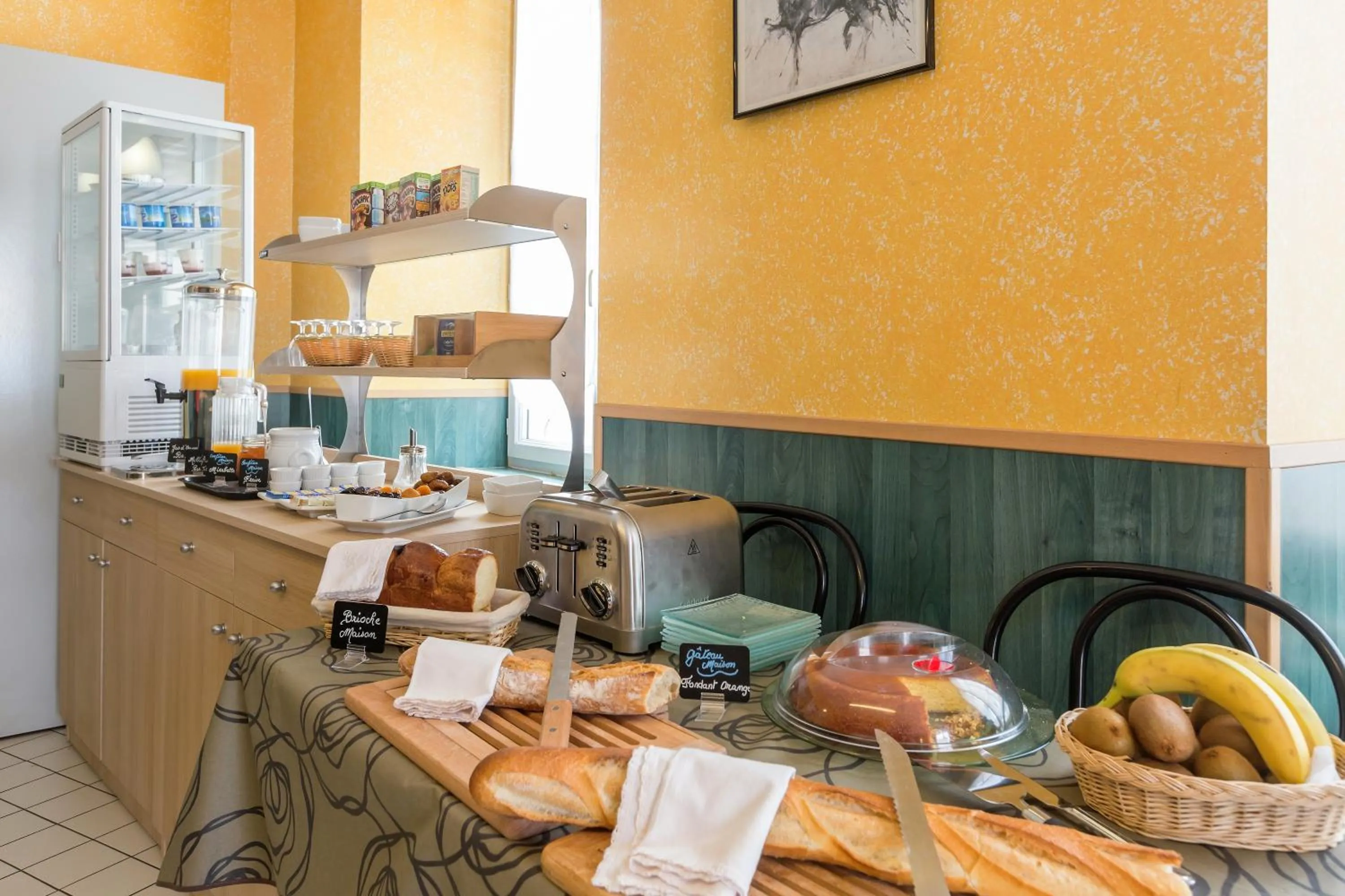Continental breakfast in Auberge Du Cheval Blanc