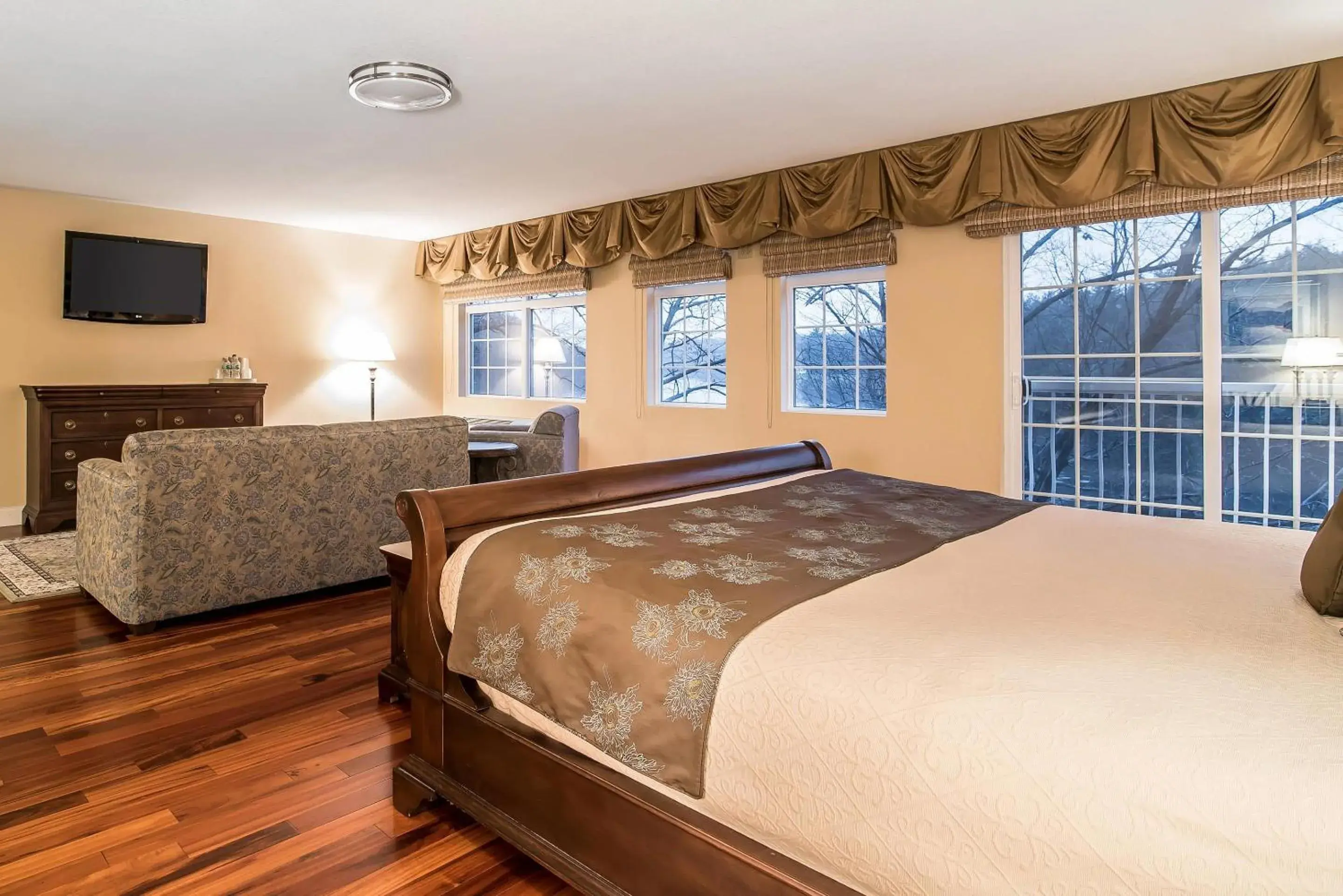 Bedroom, Bed in Riverside Hotel, an Ascend Collection Hotel Bedroom, Bed in Riverside Hotel, an Ascend Collection Hotel