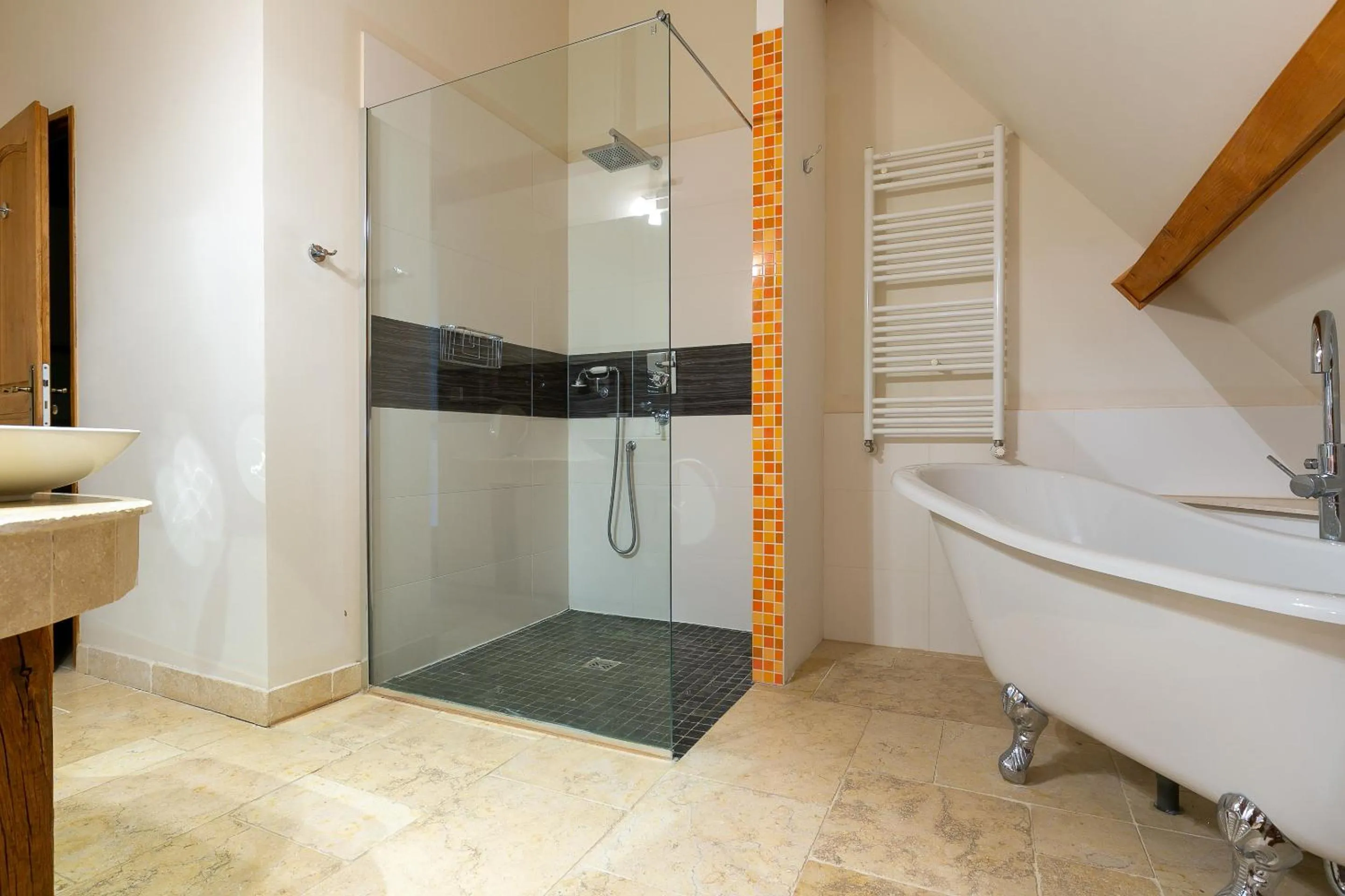 Shower in Hôtel Les Deux Chèvres Gevrey-Chambertin
