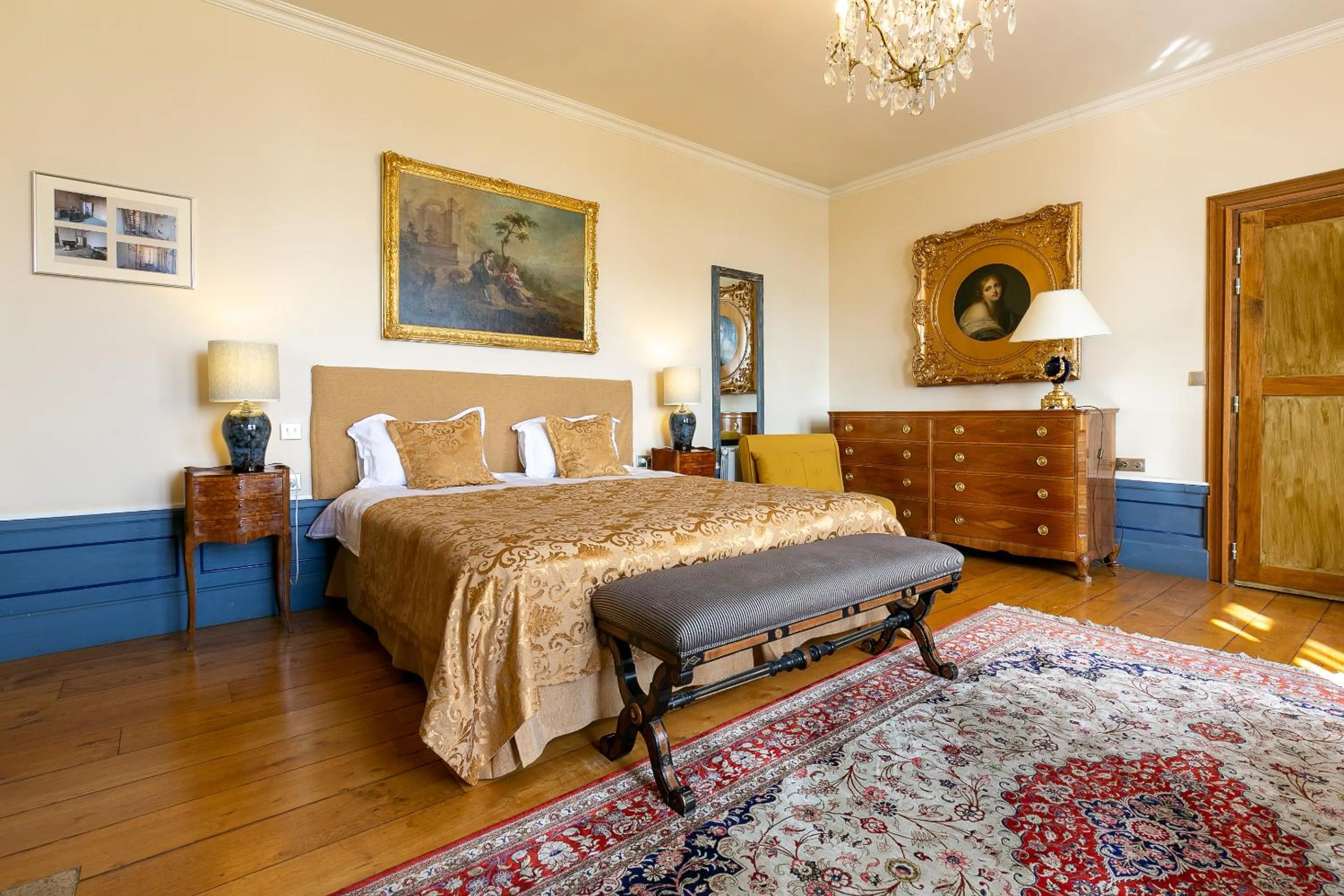 Bed in Hôtel Les Deux Chèvres Gevrey-Chambertin