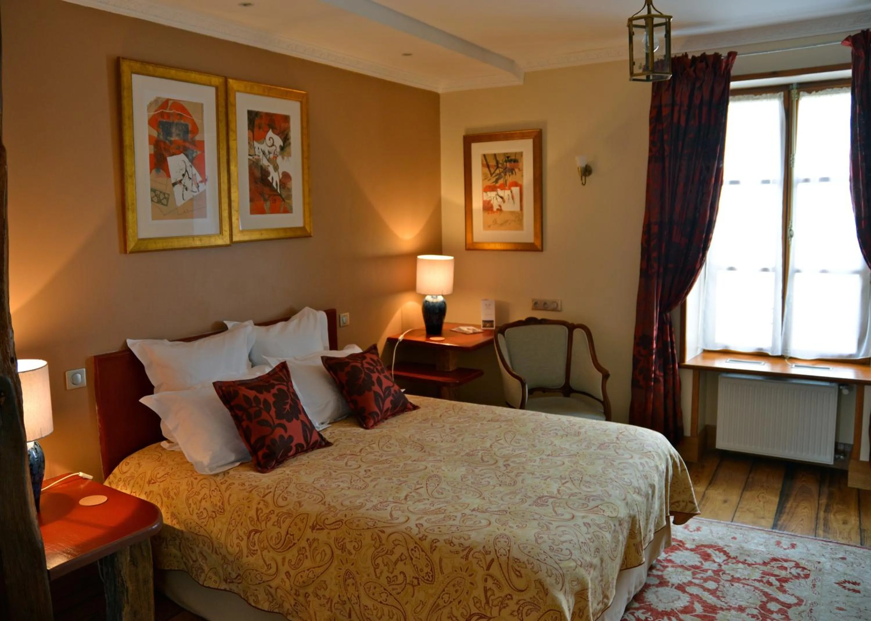 Photo of the whole room, Bed in Hôtel Les Deux Chèvres Gevrey-Chambertin