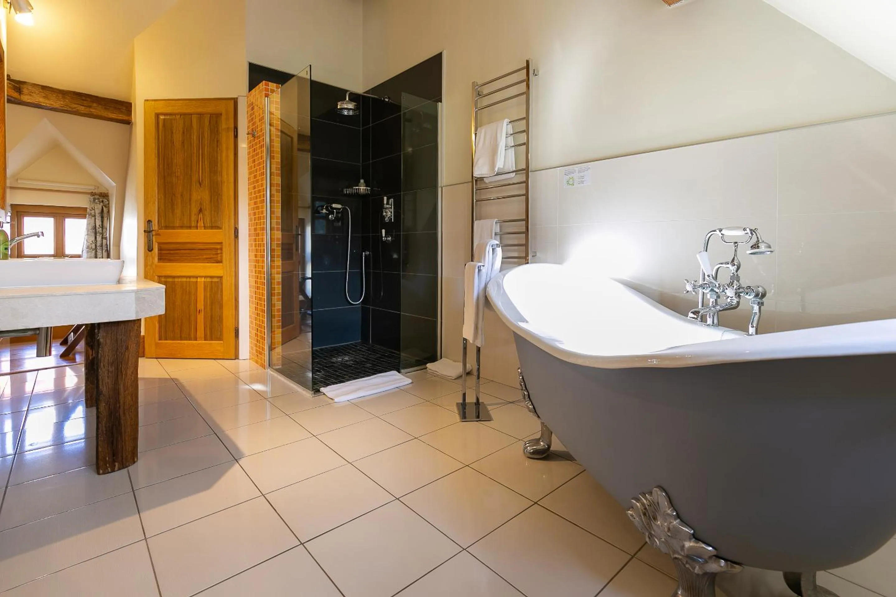 Bathroom in Hôtel Les Deux Chèvres Gevrey-Chambertin