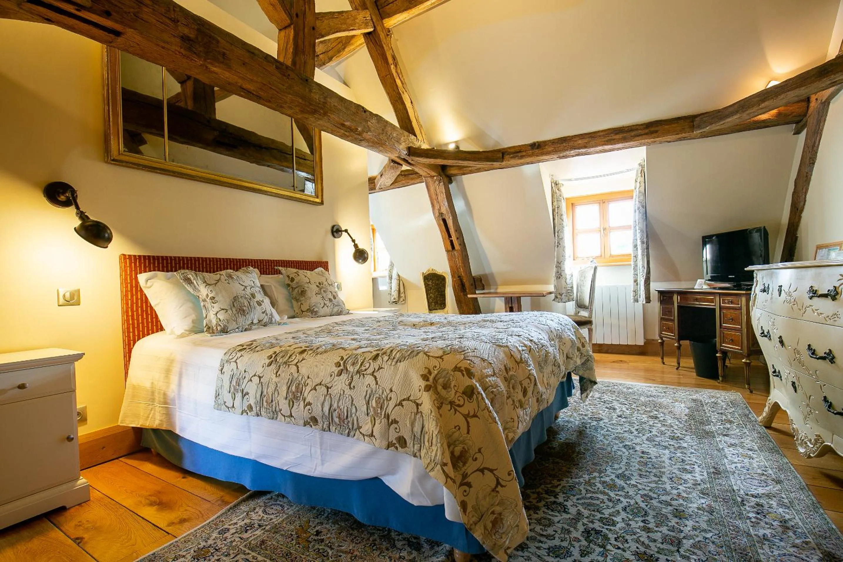 Bed in Hôtel Les Deux Chèvres Gevrey-Chambertin