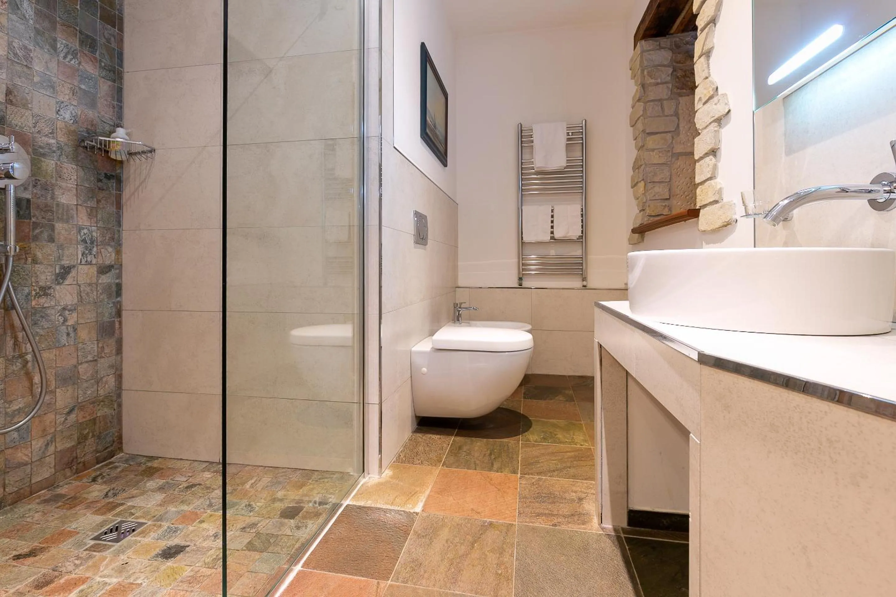 Bathroom in Hôtel Les Deux Chèvres Gevrey-Chambertin