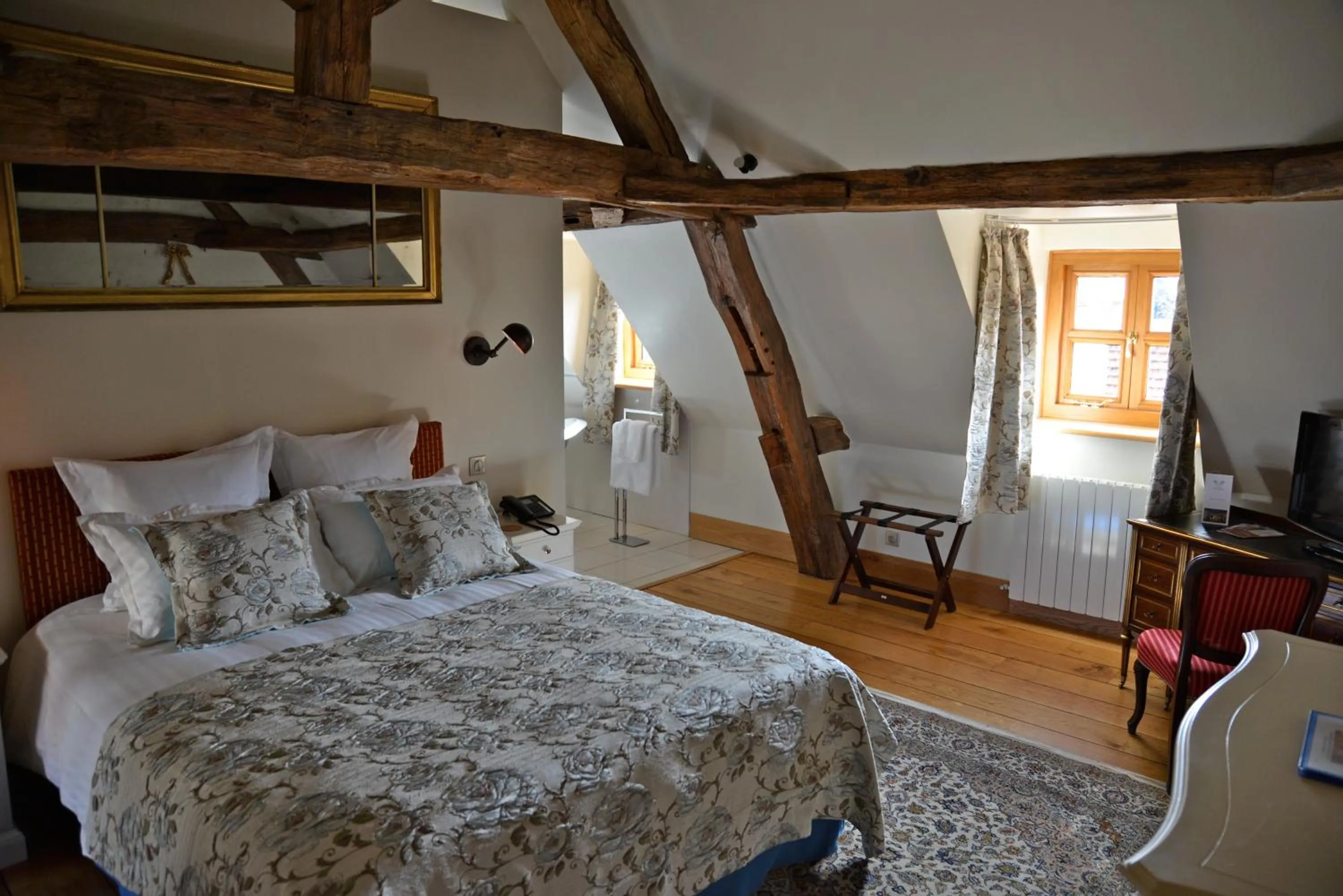 Bedroom, Bed in Hôtel Les Deux Chèvres Gevrey-Chambertin