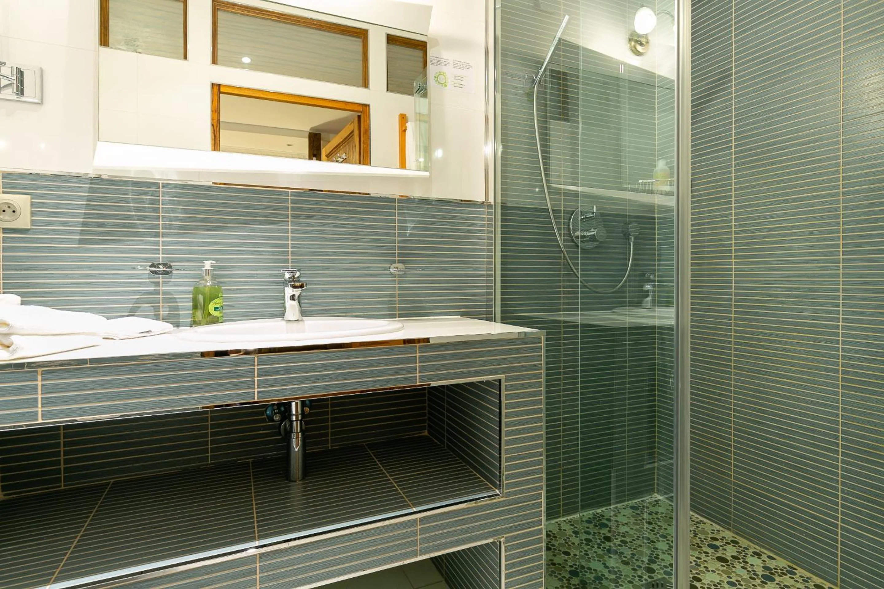 Shower in Hôtel Les Deux Chèvres Gevrey-Chambertin