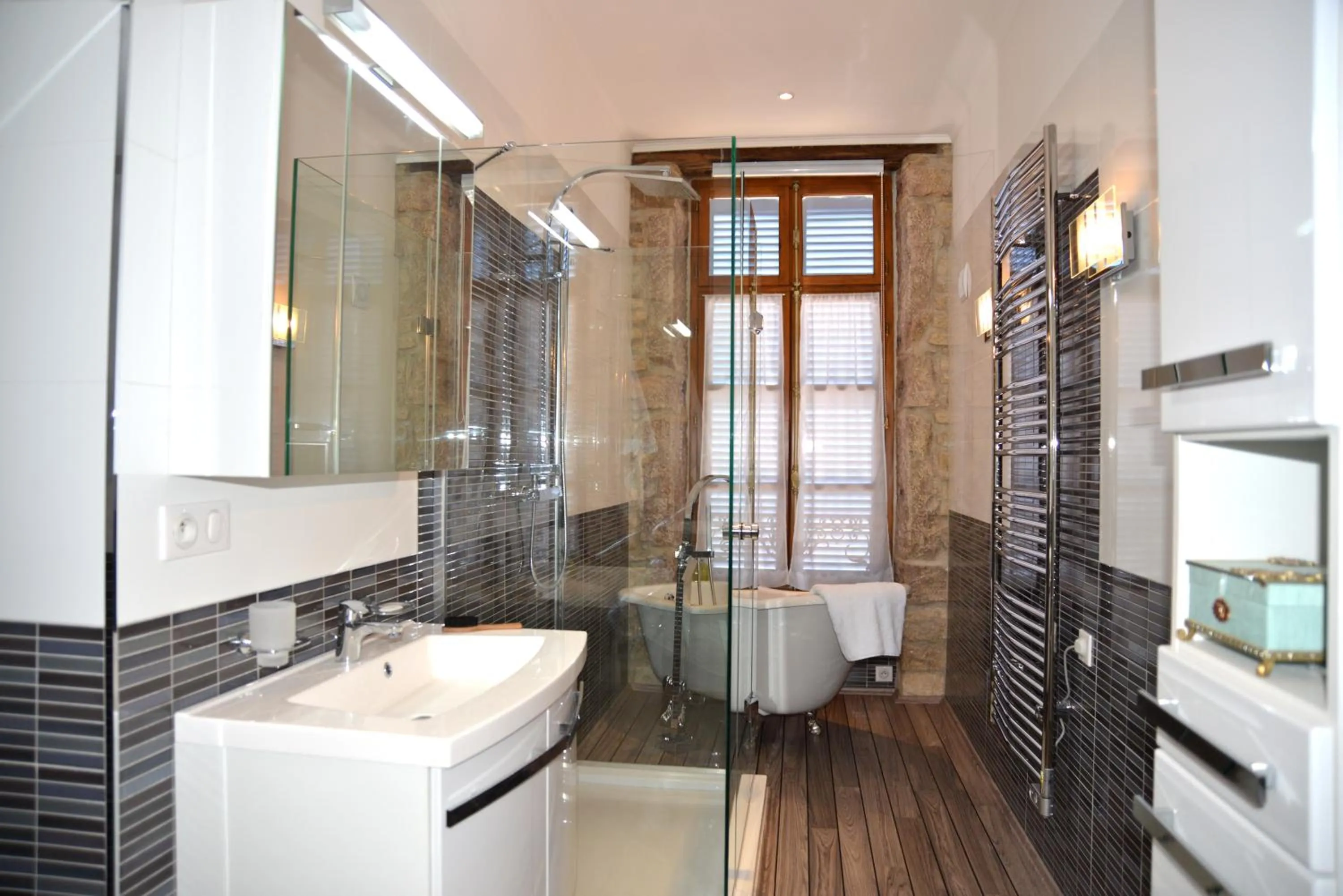 Bathroom in Hôtel Les Deux Chèvres Gevrey-Chambertin