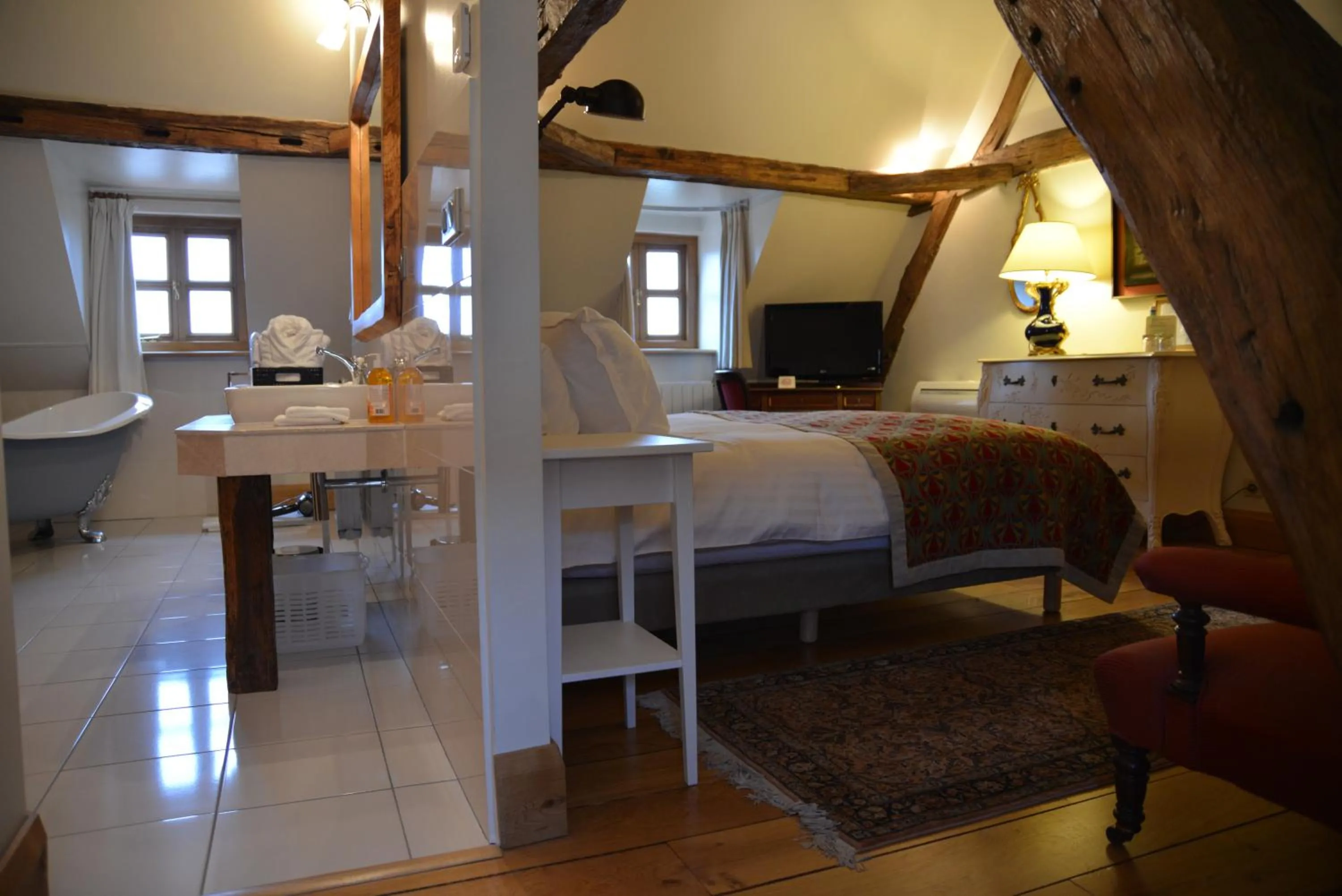 Bedroom, Bed in Hôtel Les Deux Chèvres Gevrey-Chambertin