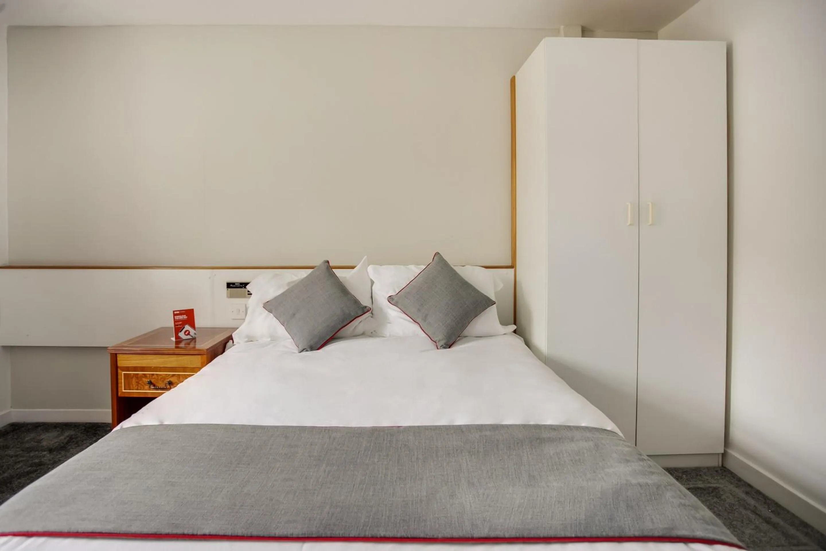 Bedroom, Bed in OYO Glenpark Hotel, Ayr Central