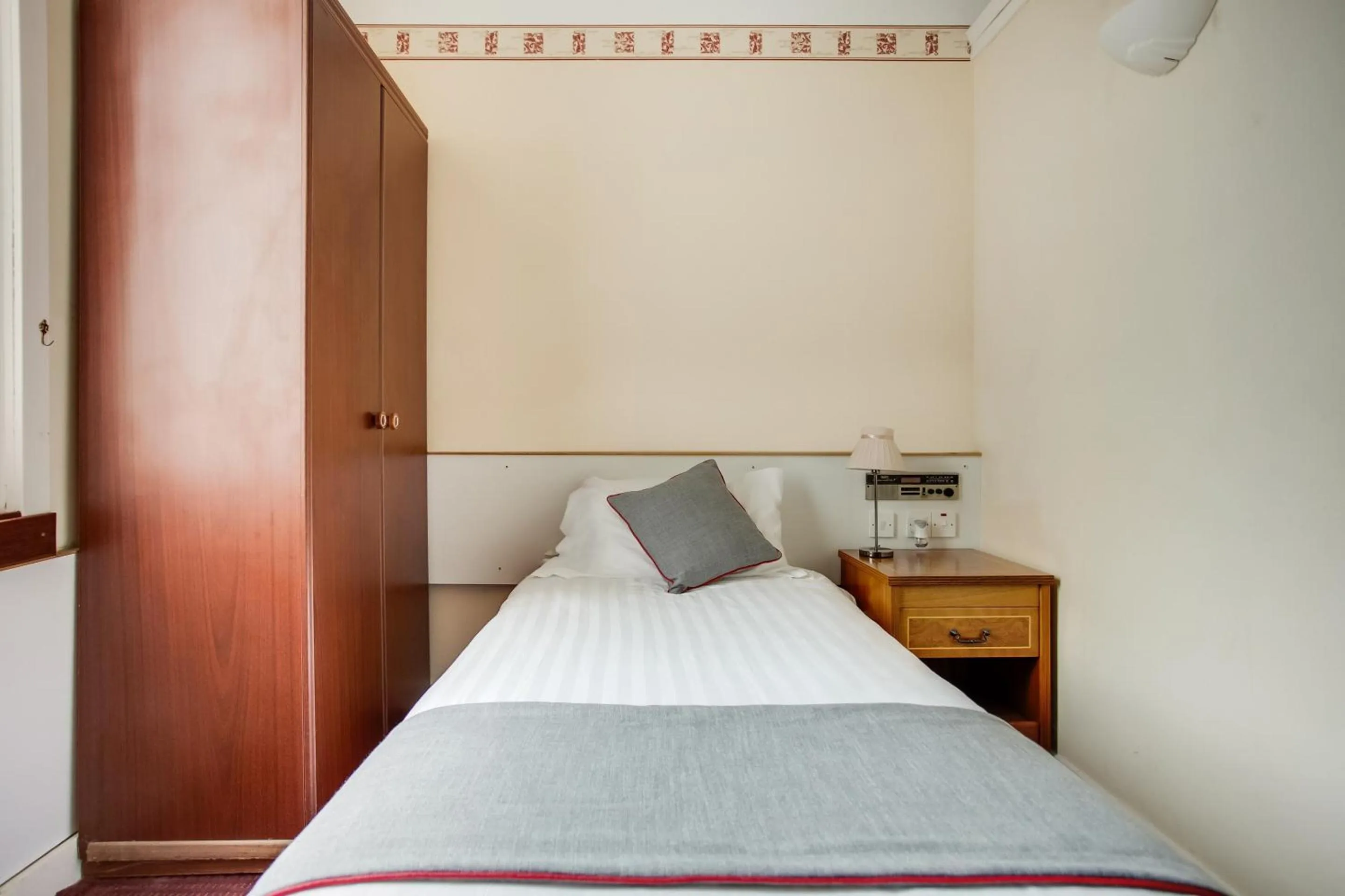 Bedroom, Bed in OYO Glenpark Hotel, Ayr Central