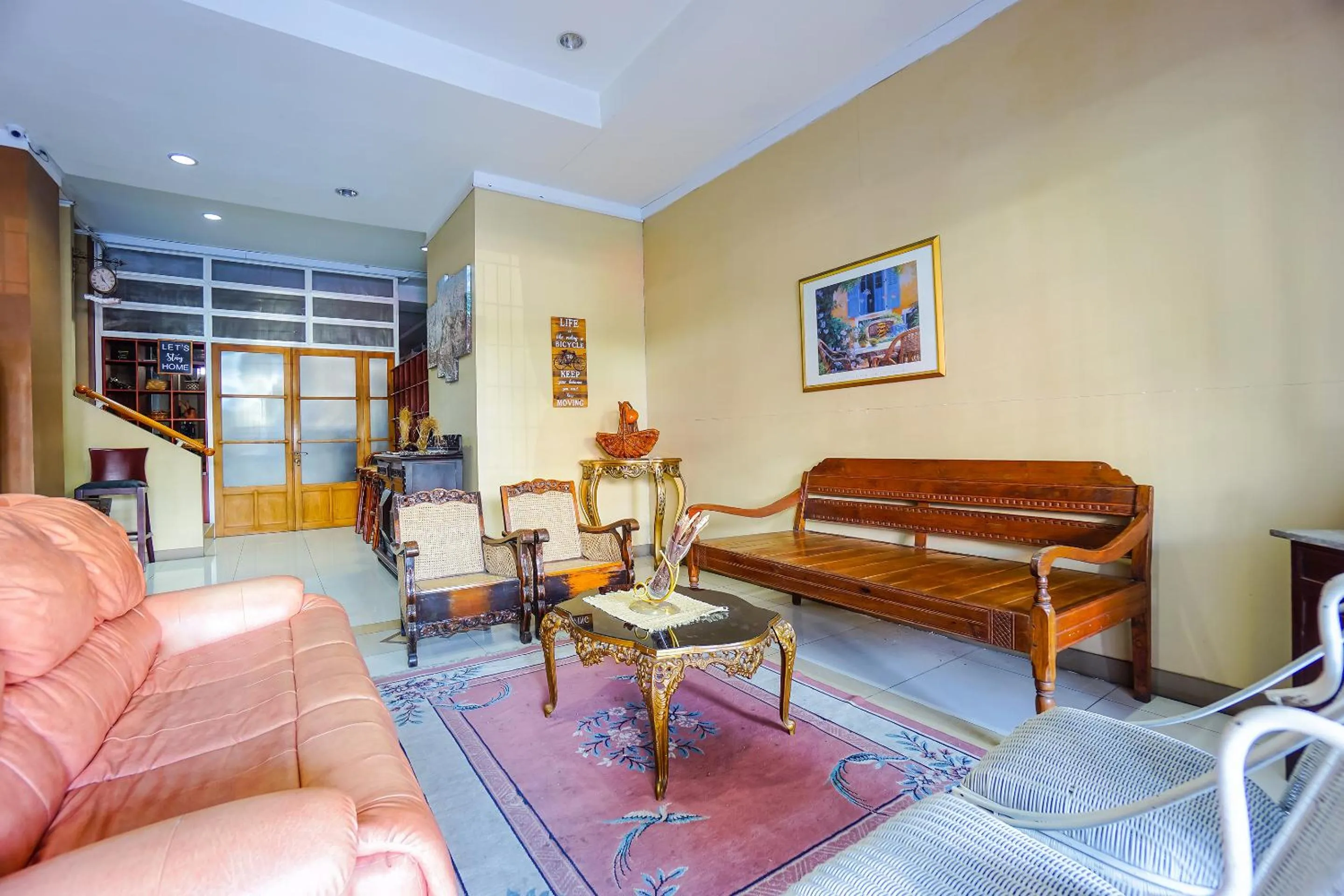 Seating area in RedDoorz Brand MAN12045 RedDoorz near Megamall Manado