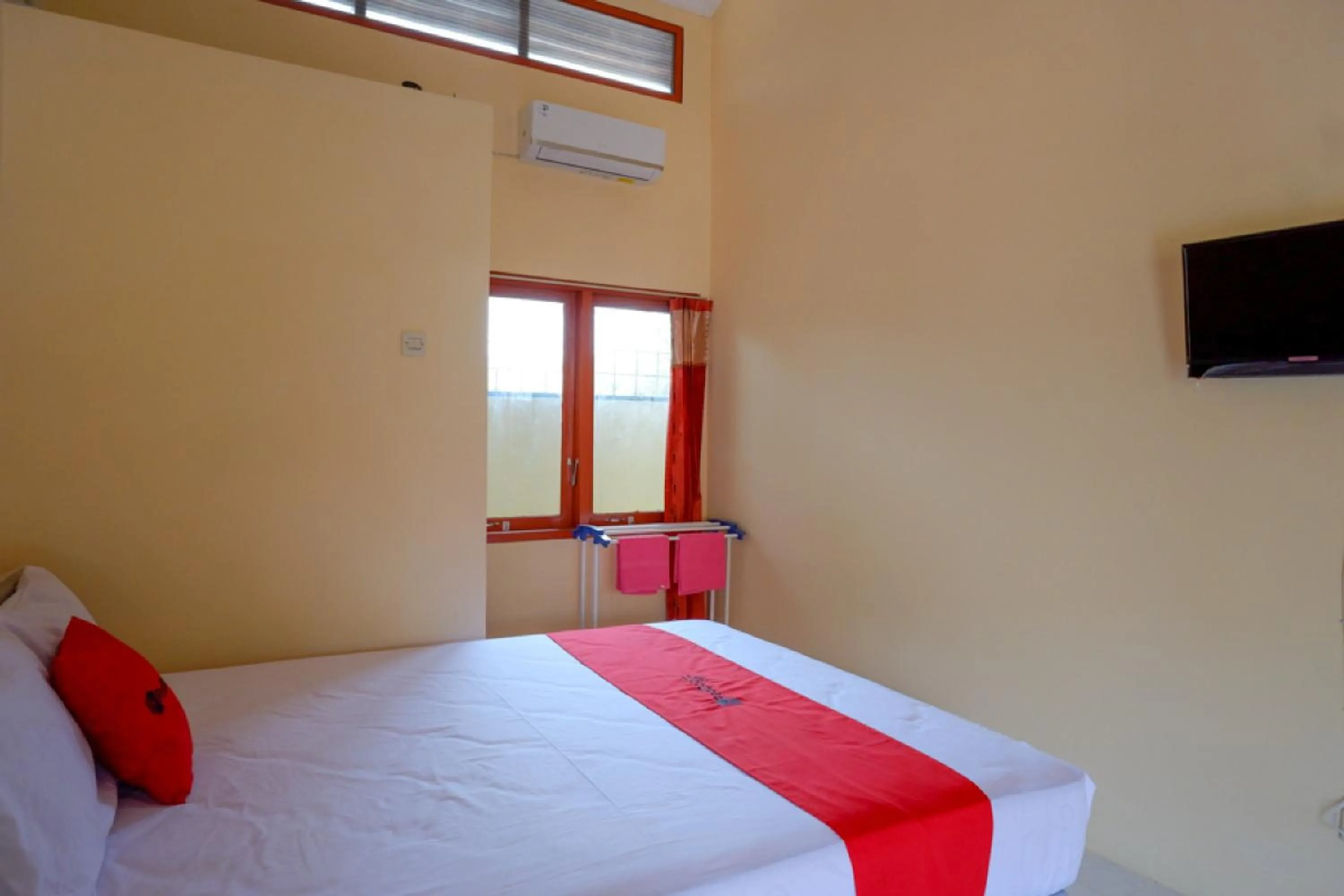 Bedroom, Bed in RedDoorz Syariah near Alun Alun Purwokerto