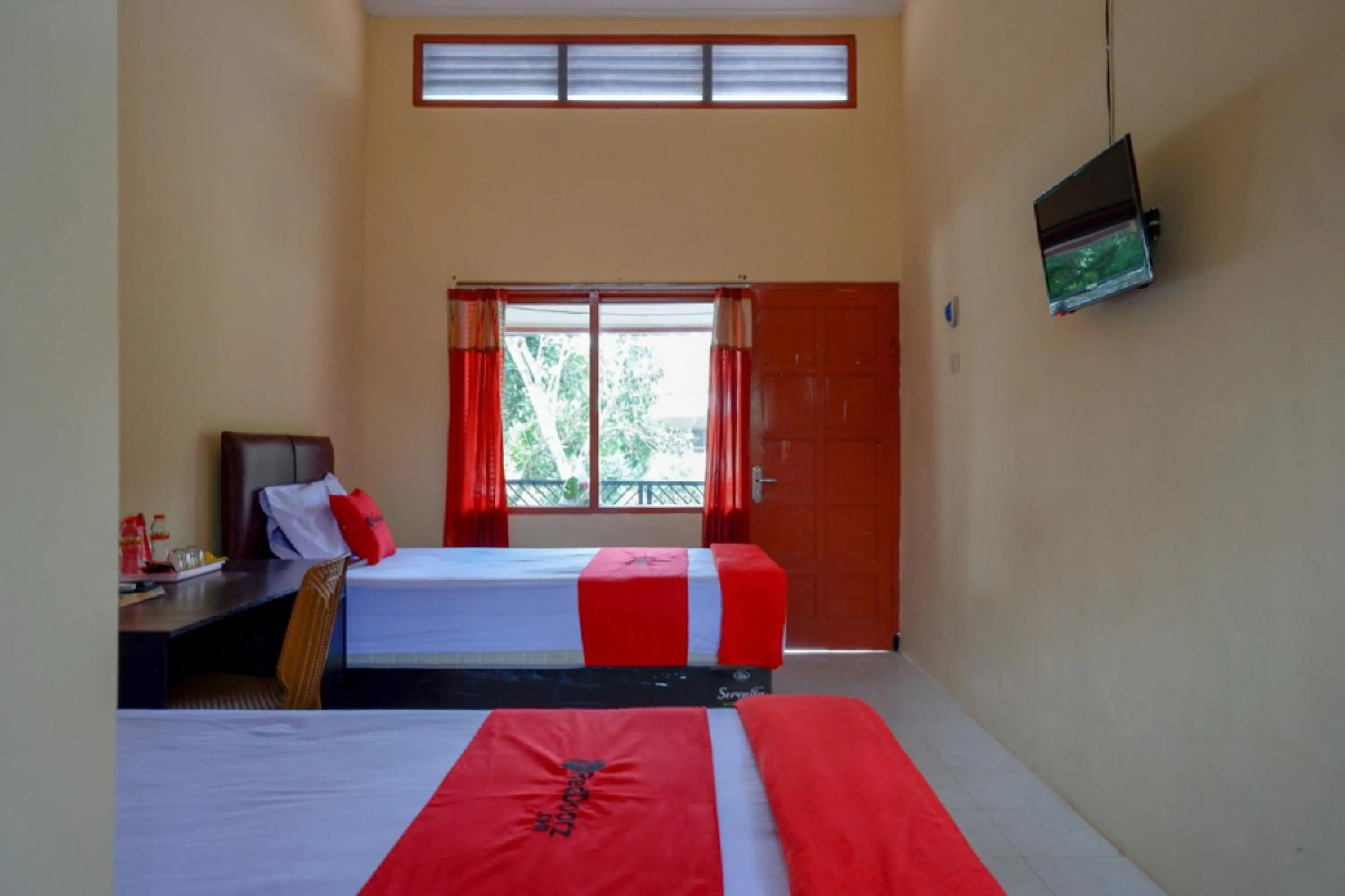 Bed in RedDoorz Syariah near Alun Alun Purwokerto