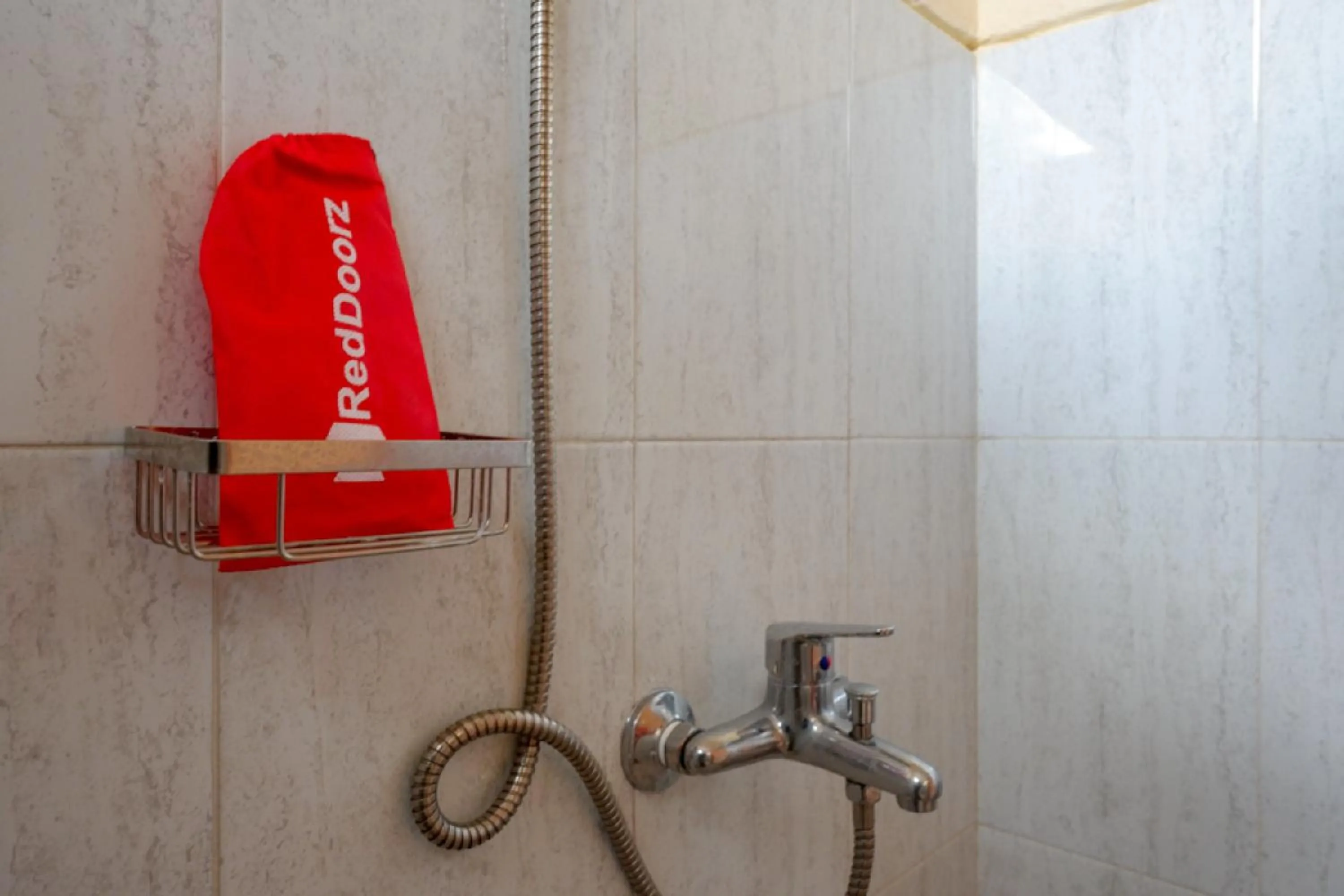 Bathroom in RedDoorz Syariah near Alun Alun Purwokerto