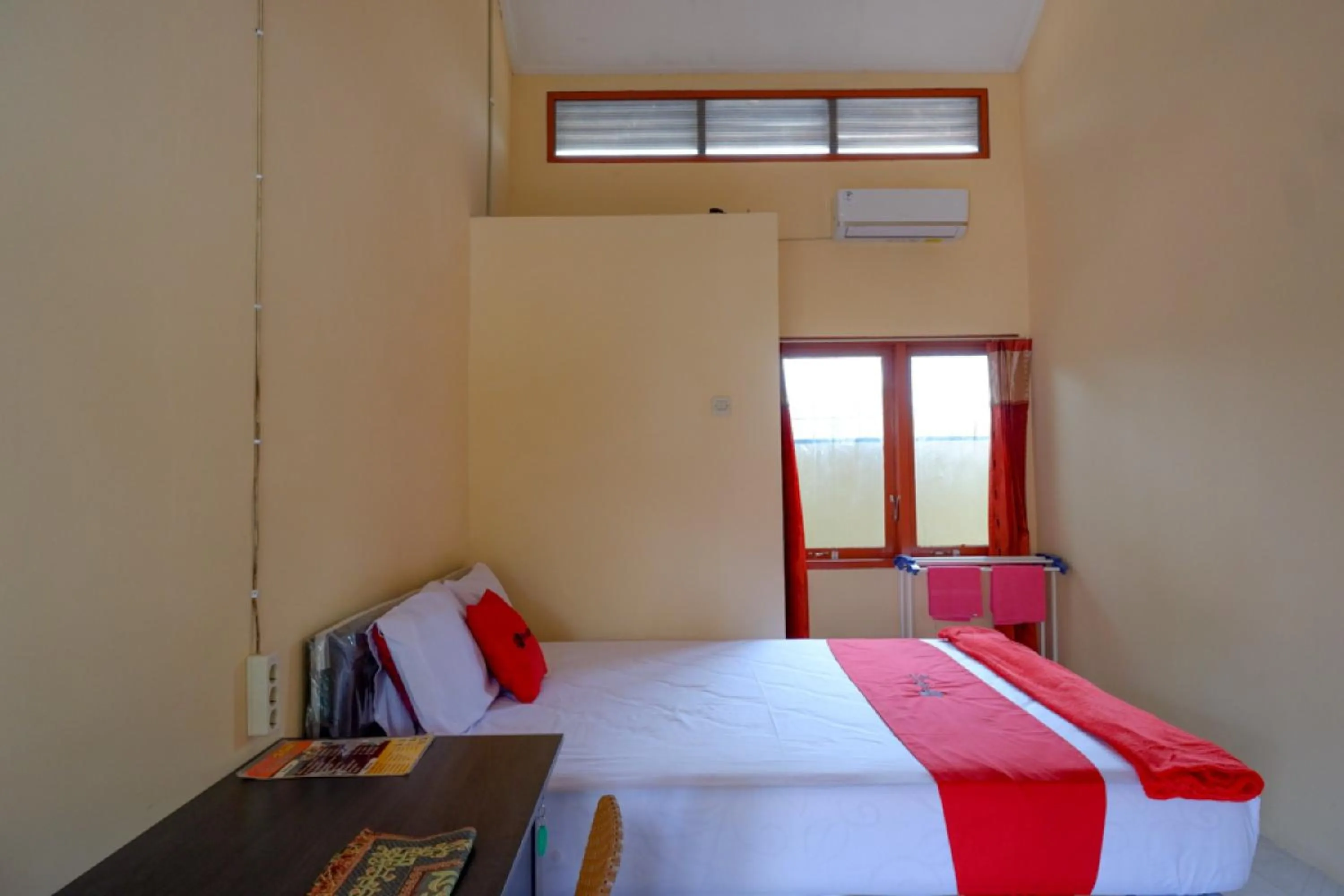 Bedroom, Bed in RedDoorz Syariah near Alun Alun Purwokerto