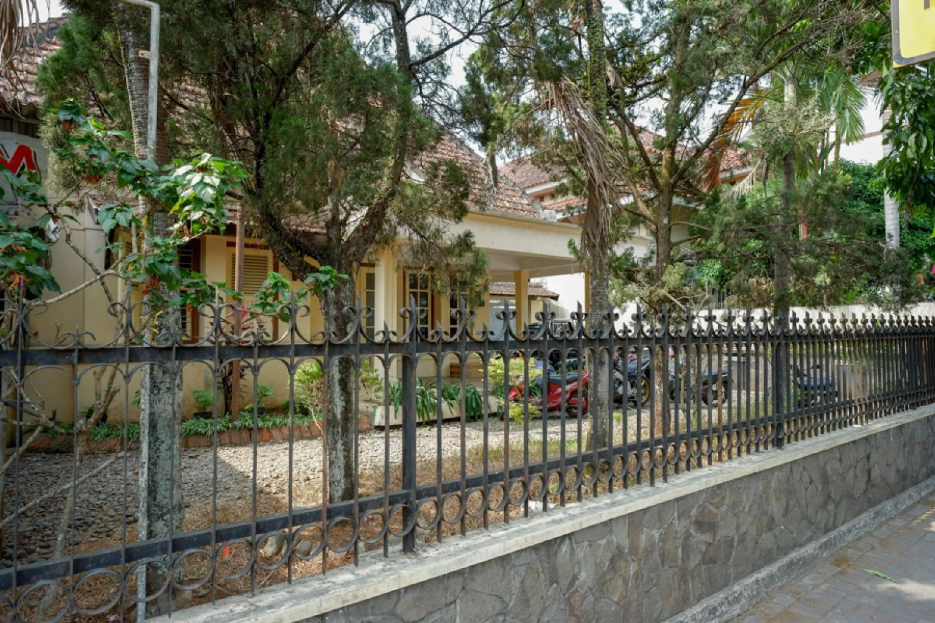 Balcony/Terrace in RedDoorz Syariah near Alun Alun Purwokerto