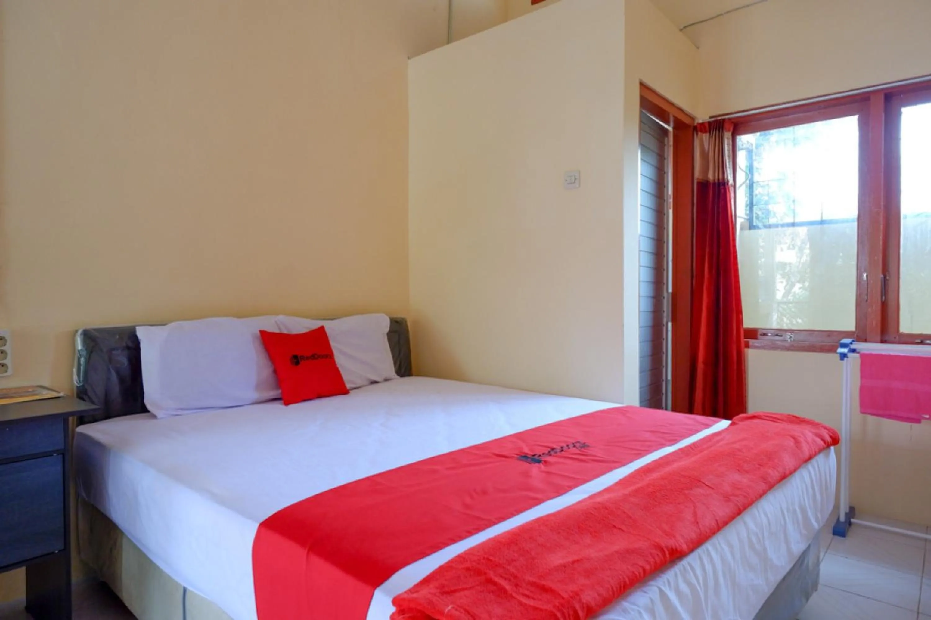 Bedroom, Bed in RedDoorz Syariah near Alun Alun Purwokerto
