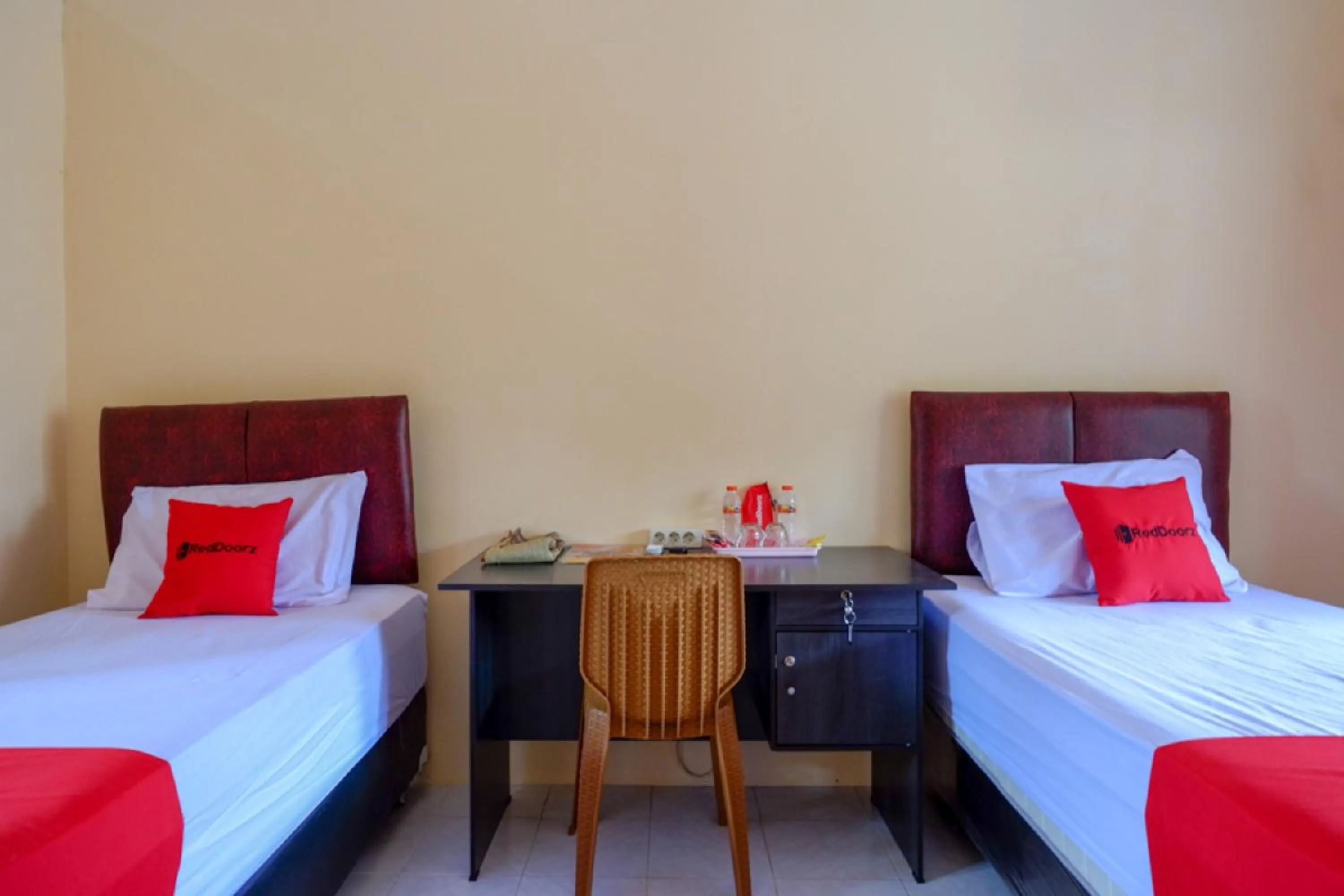 Bedroom, Bed in RedDoorz Syariah near Alun Alun Purwokerto
