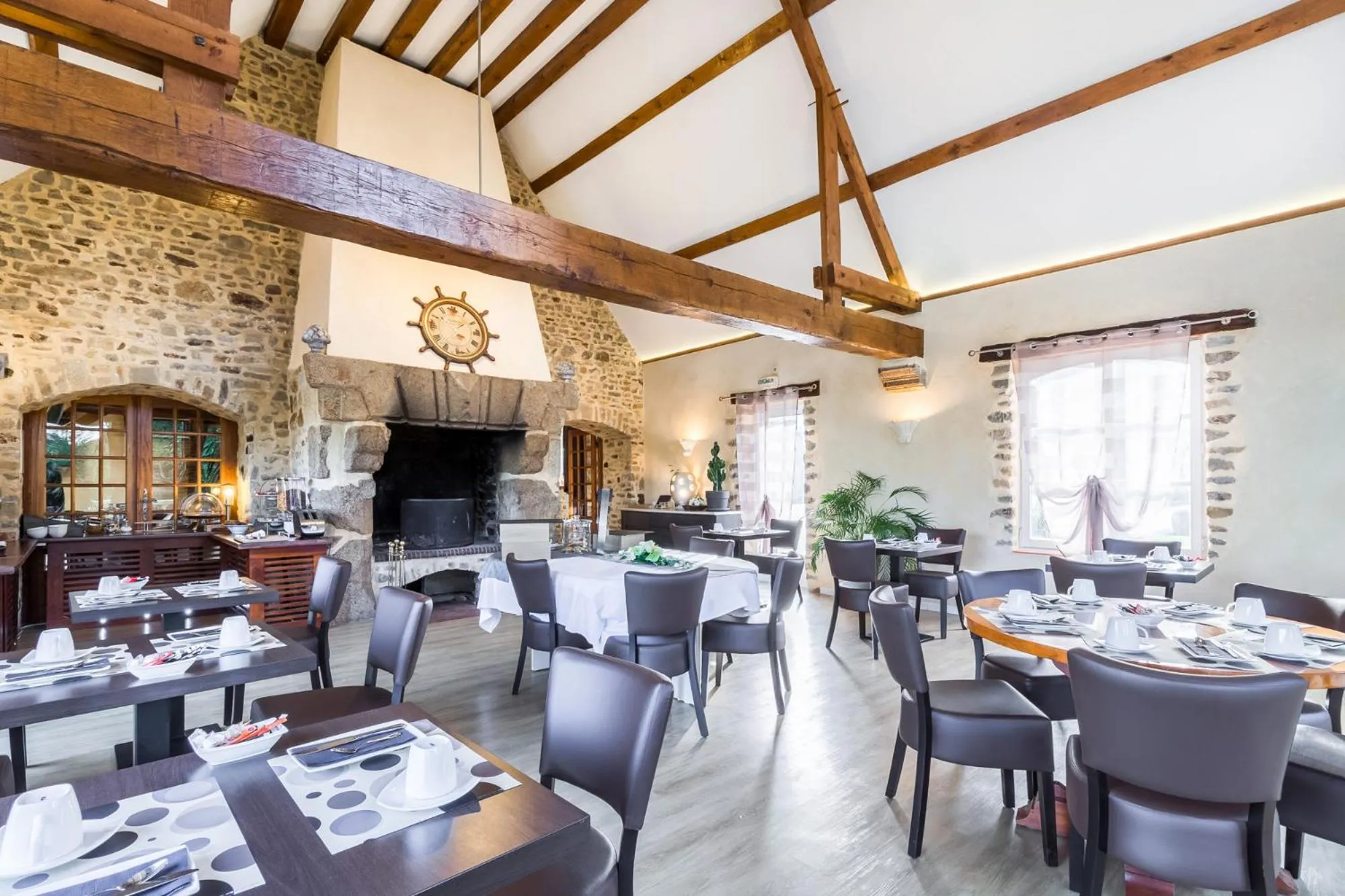 Dining area in Logis Hotel Oasis