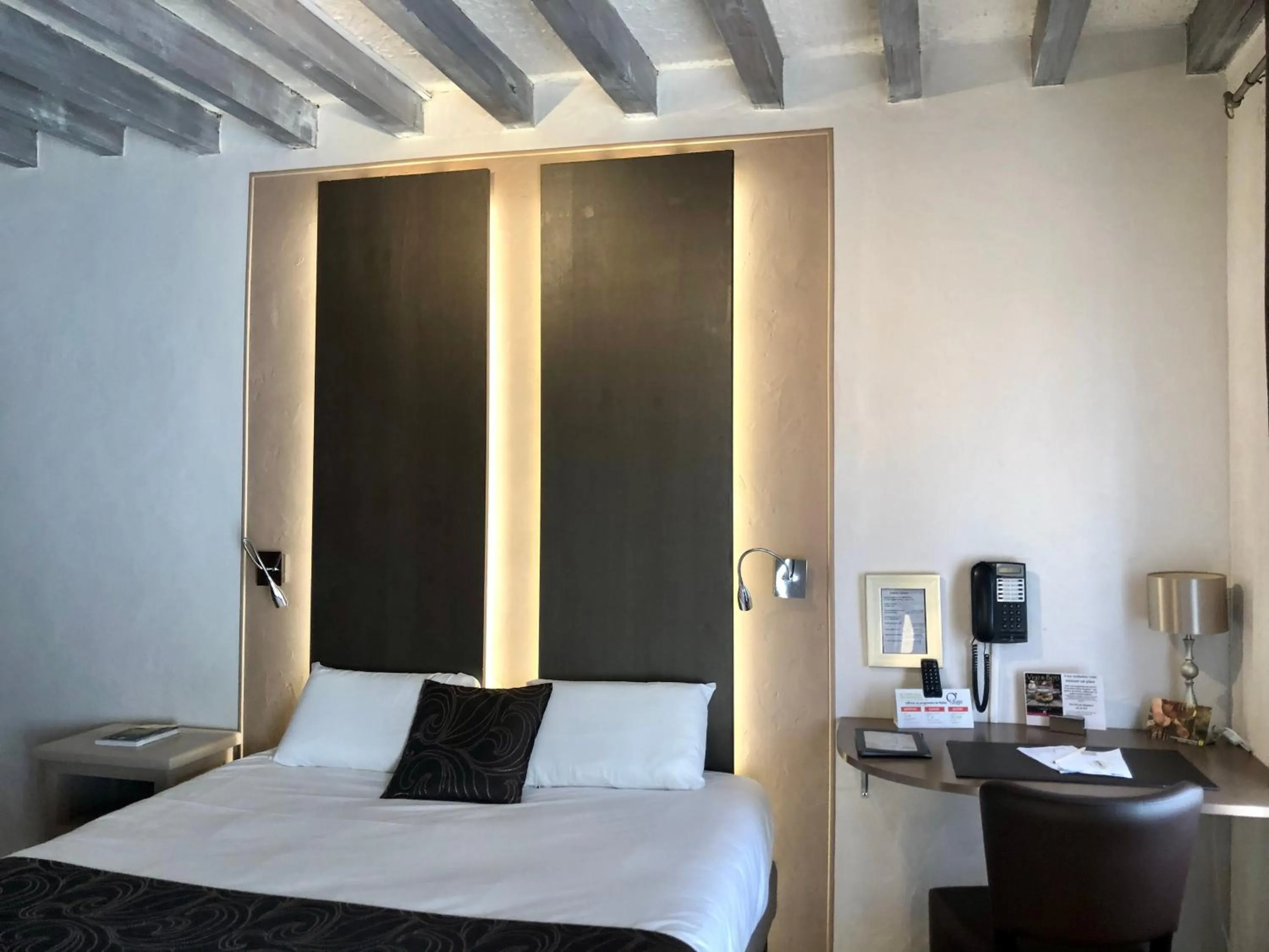 Photo of the whole room, Bed in Logis Hotel Oasis