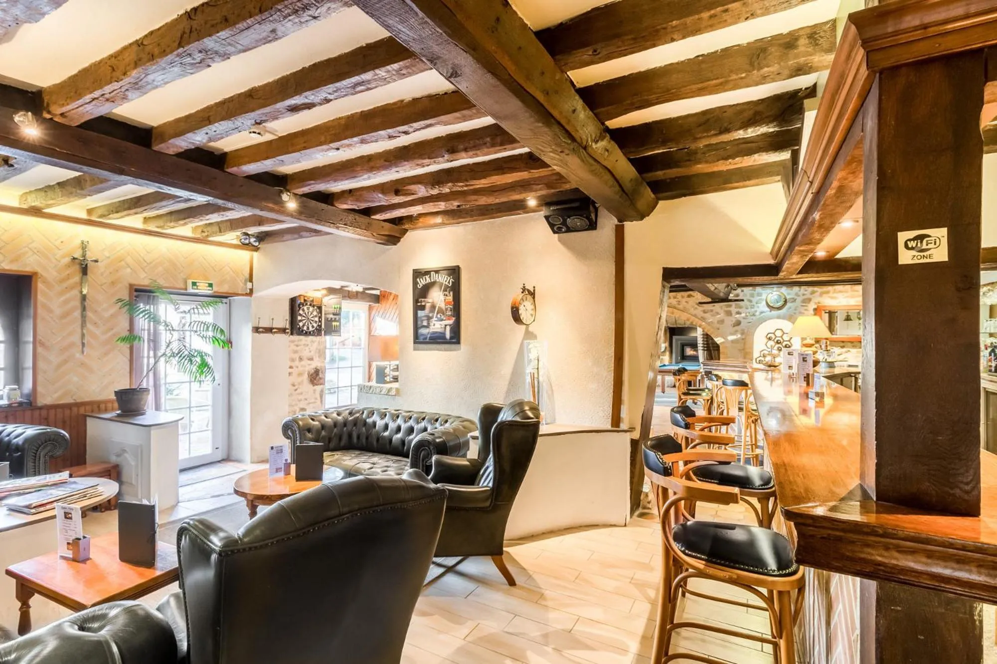 Communal lounge/ TV room in Logis Hotel Oasis