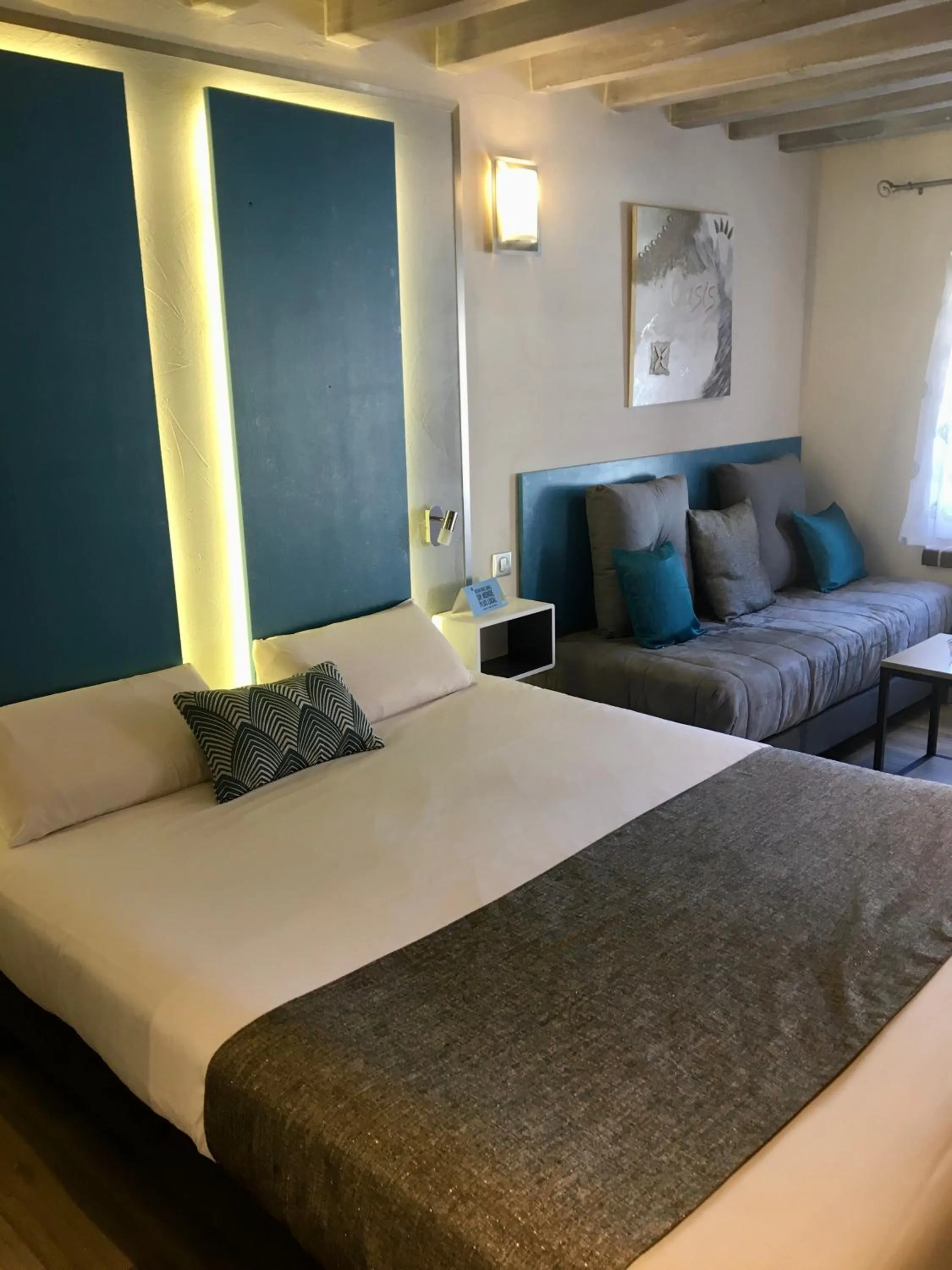 Photo of the whole room, Bed in Logis Hotel Oasis